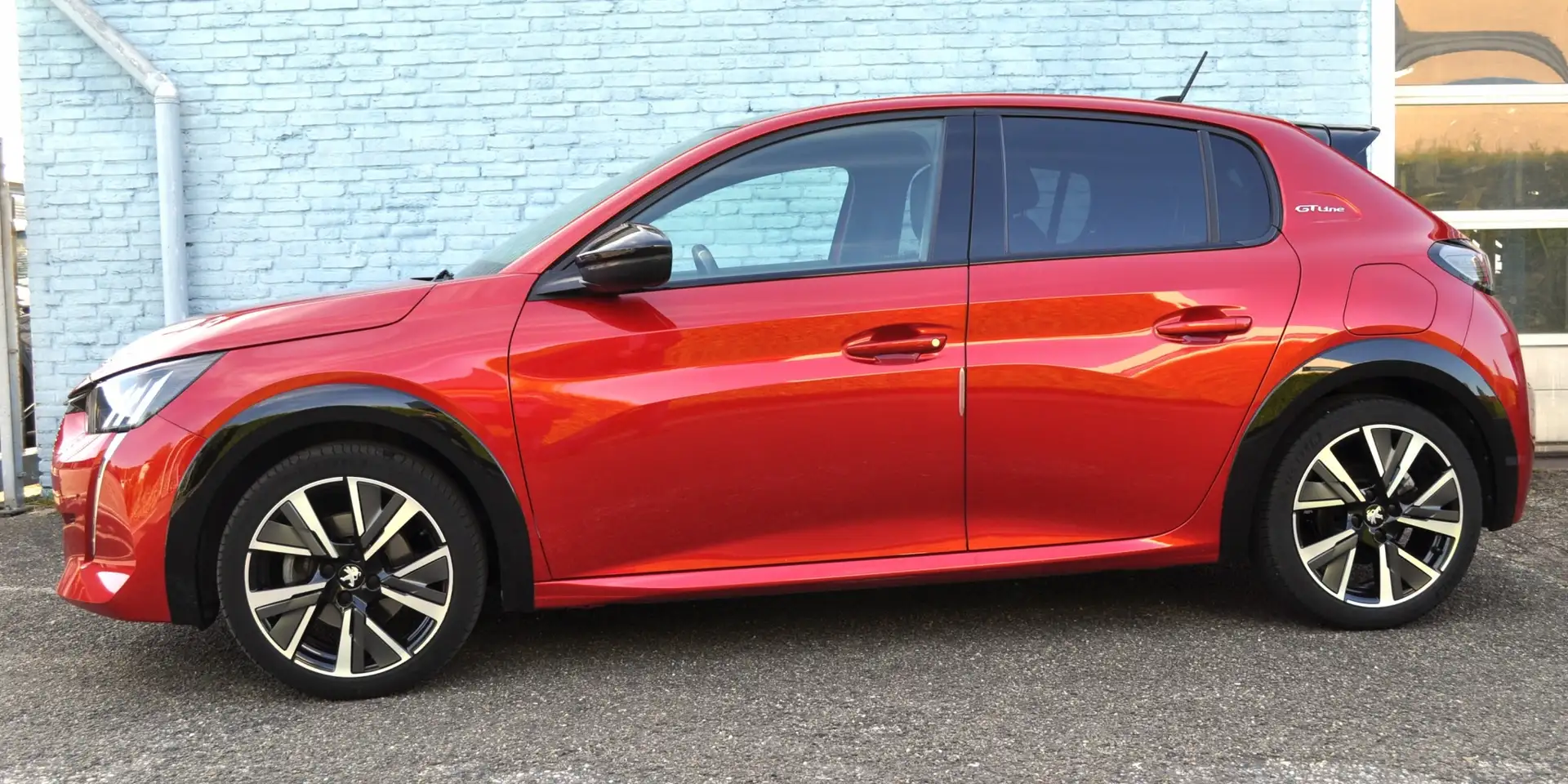 Peugeot 208 1.2 GTAut. 130Pk leder LED pdc v+a Nav Massage VER Rojo - 2
