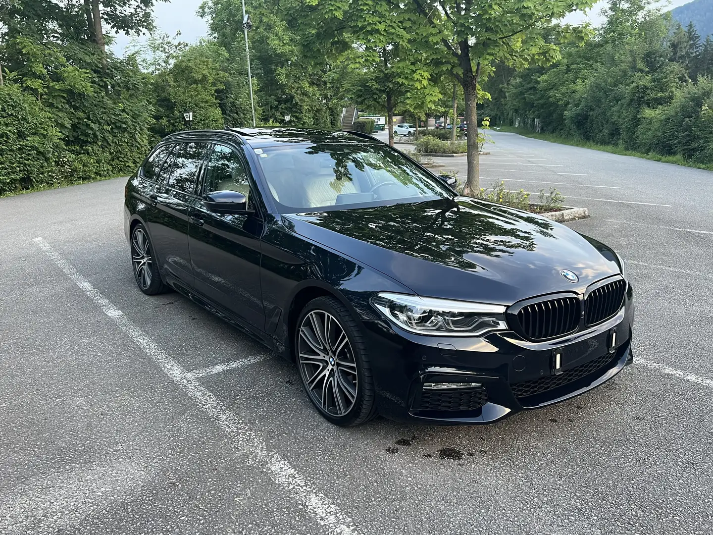 BMW 530 530d xDrive Touring M Paket Individual Schwarz - 2