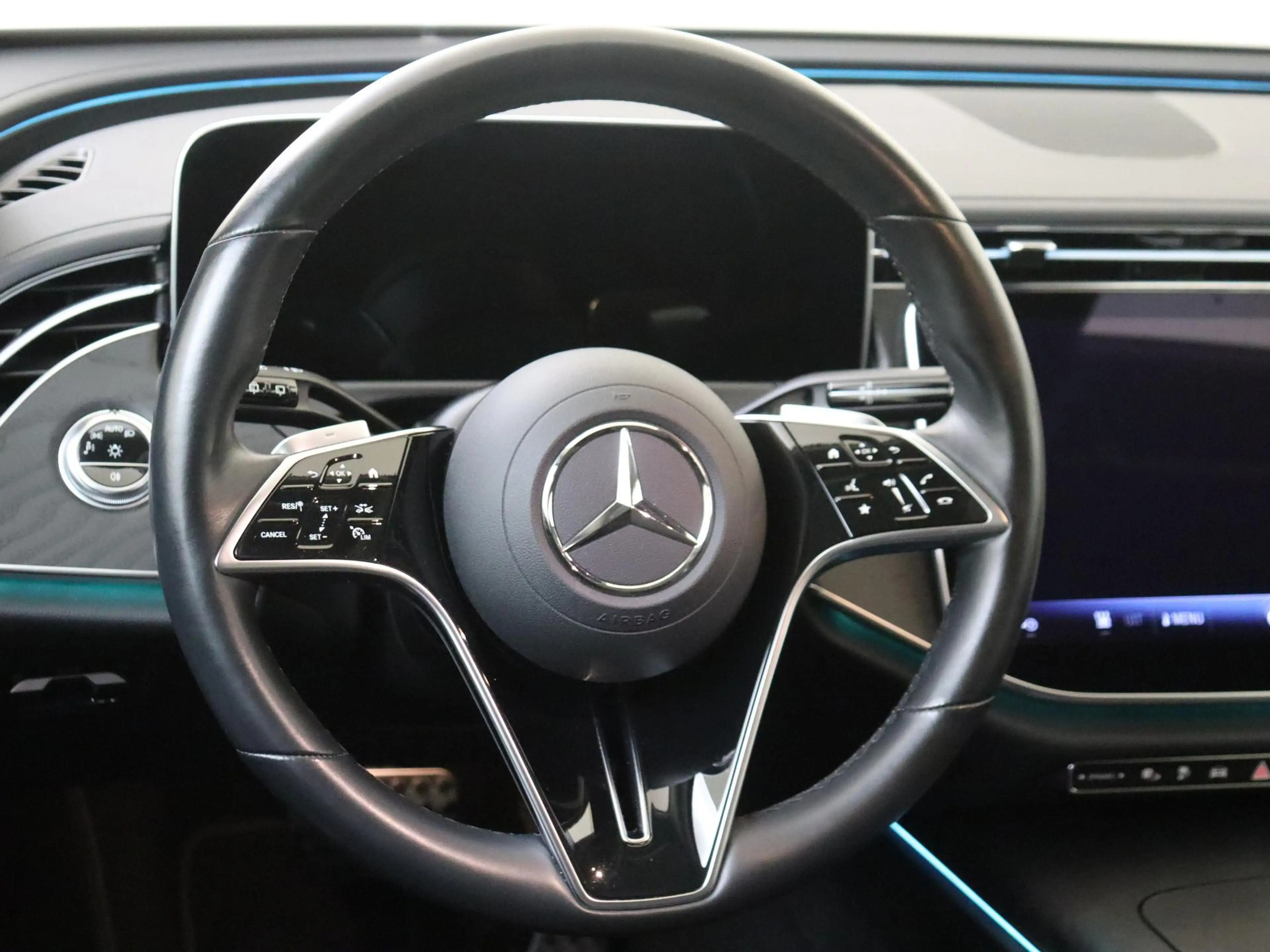 Mercedes-Benz E 300 e Luxury Line — photo 10