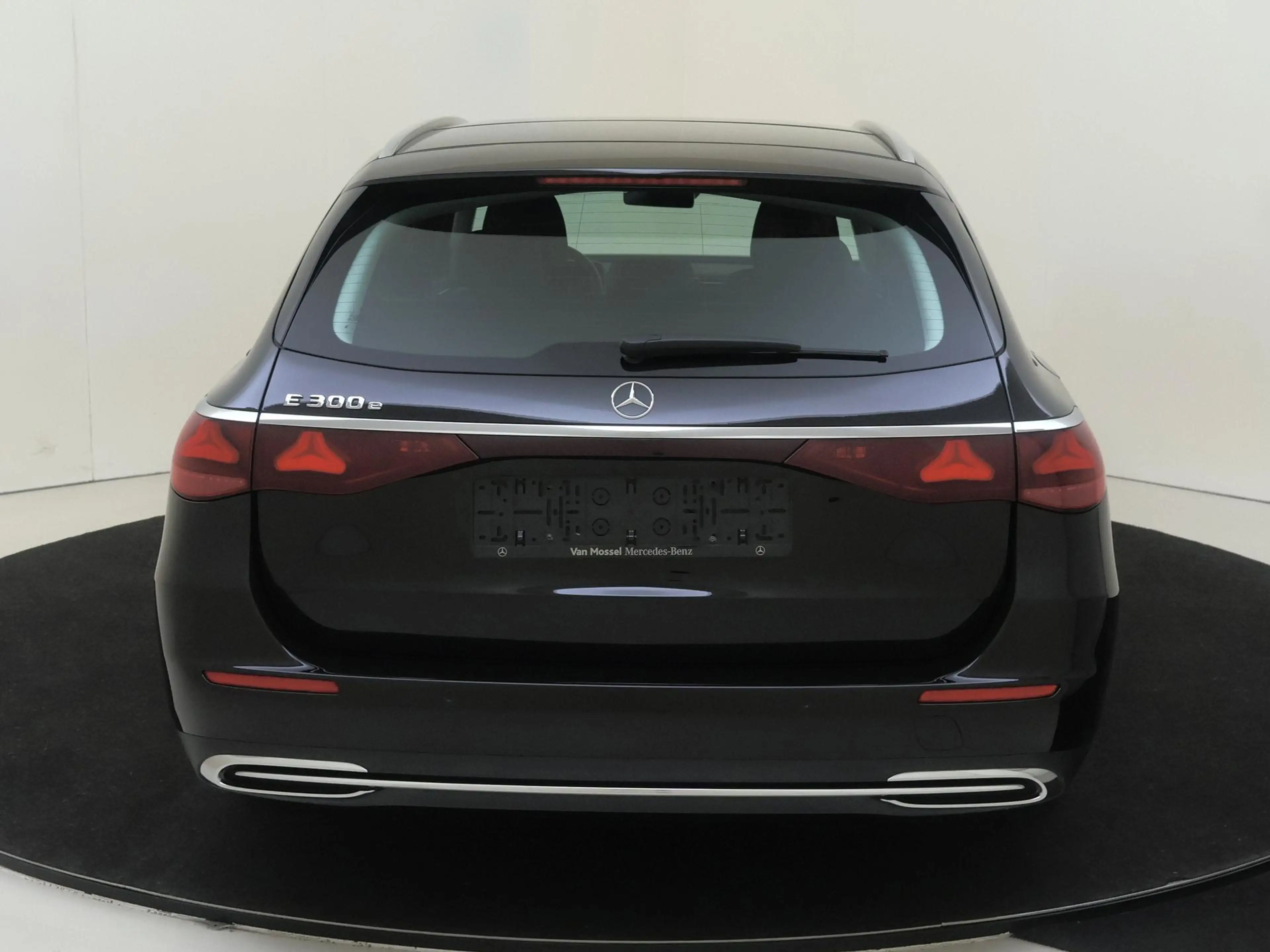 Mercedes-Benz E 300 e Luxury Line — photo 7