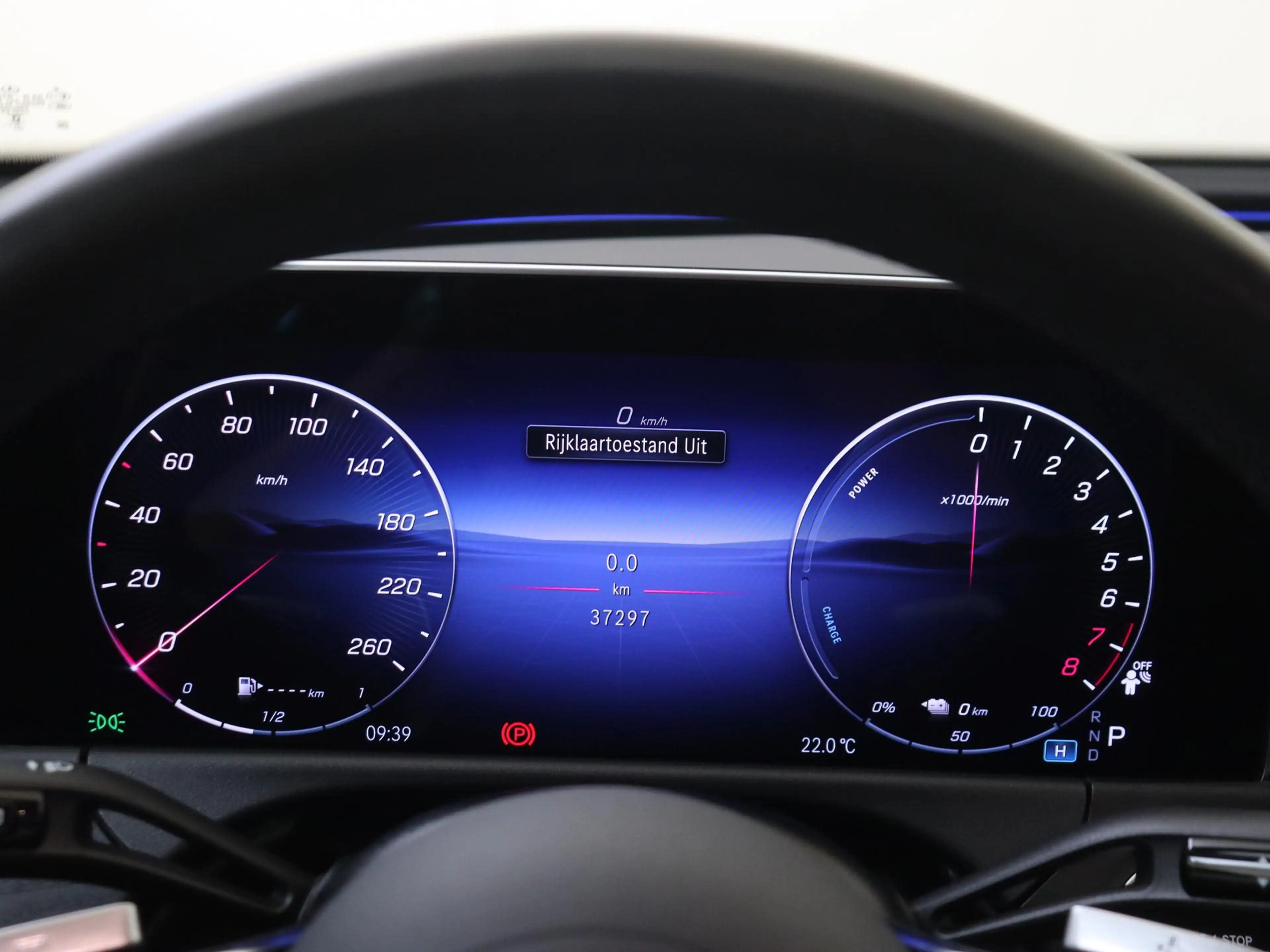 Mercedes-Benz E 300 e Luxury Line — photo 11