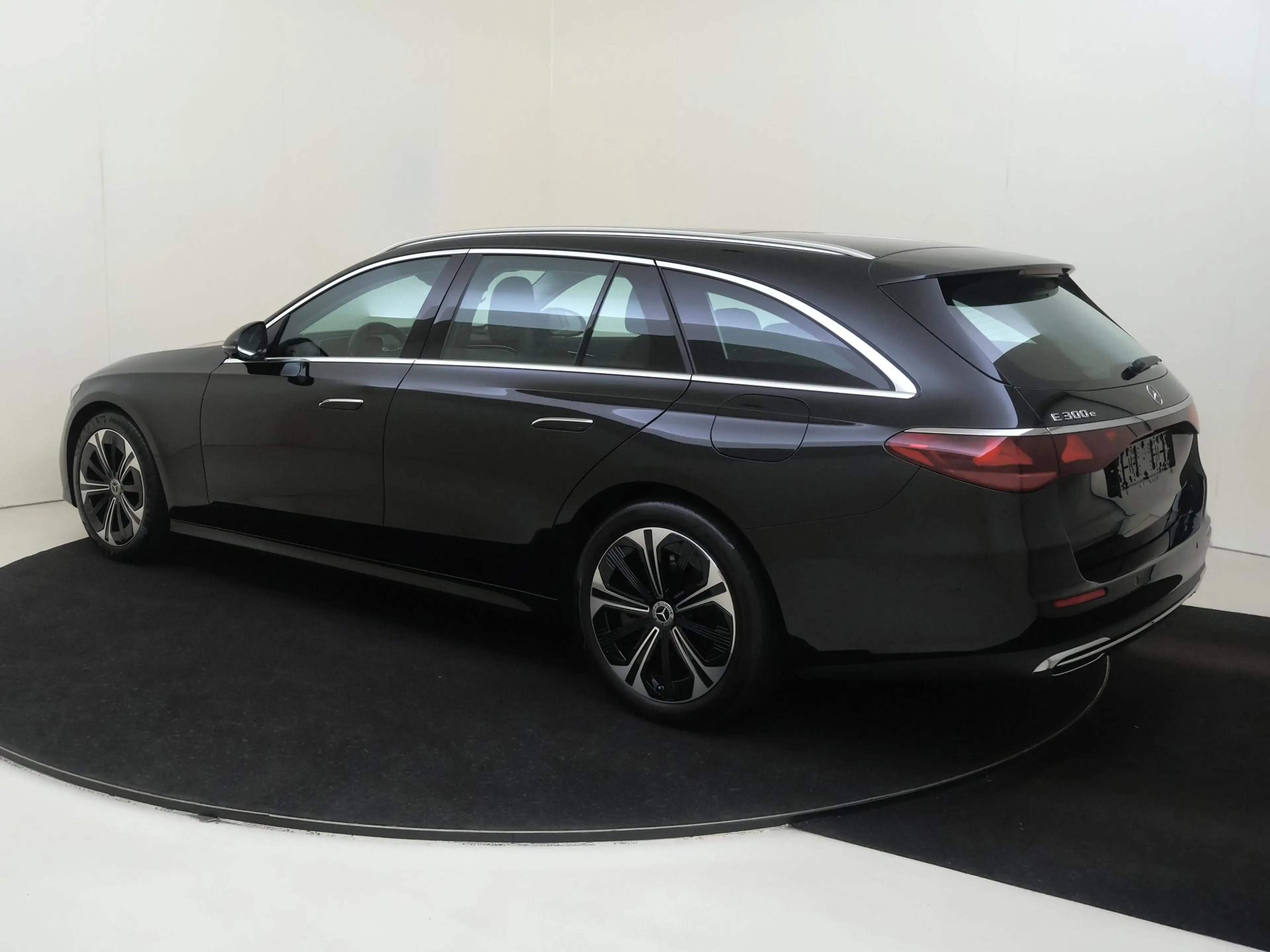 Mercedes-Benz E 300 e Luxury Line — photo 3