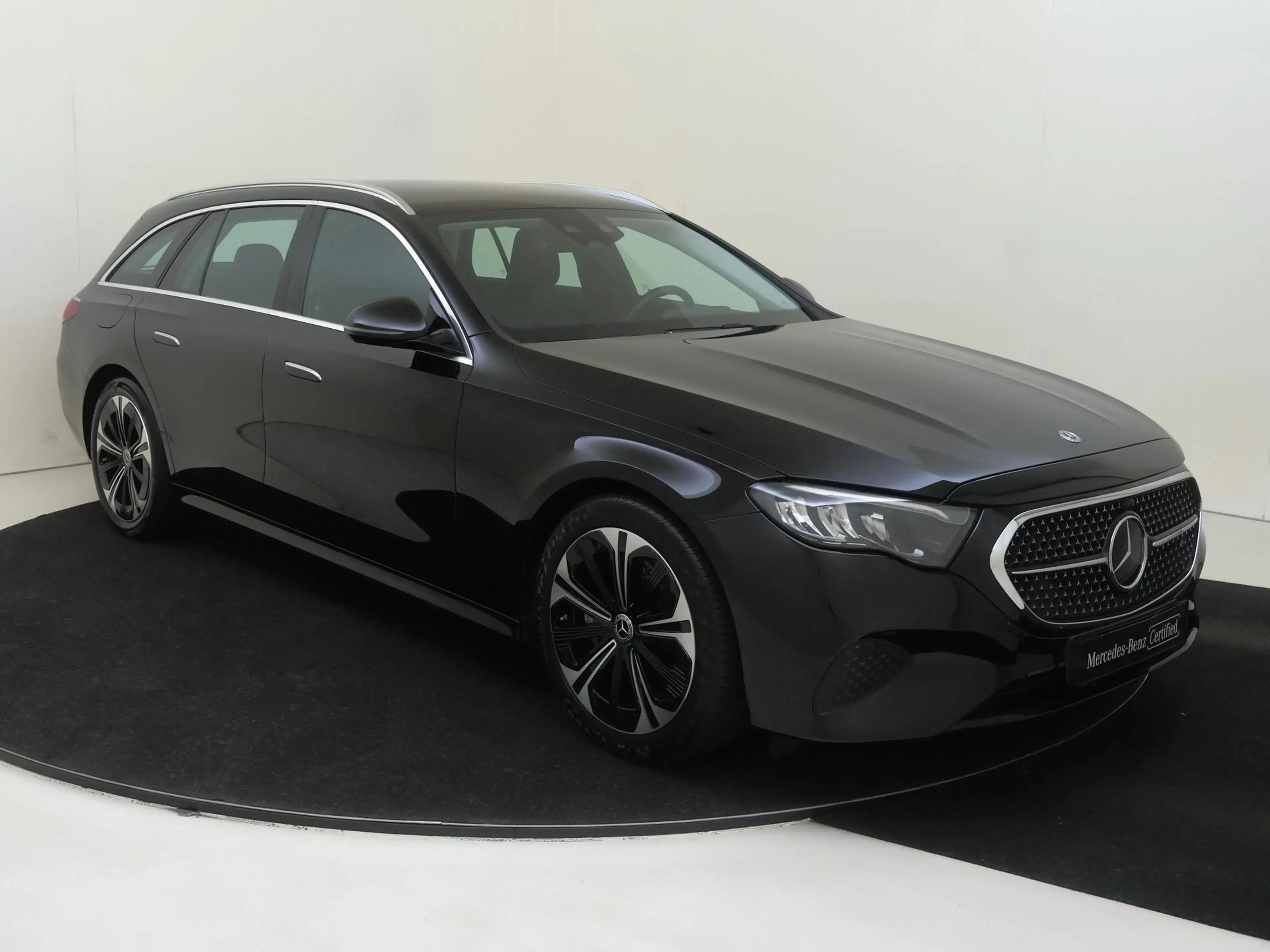 Mercedes-Benz E 300 e Luxury Line — photo 2