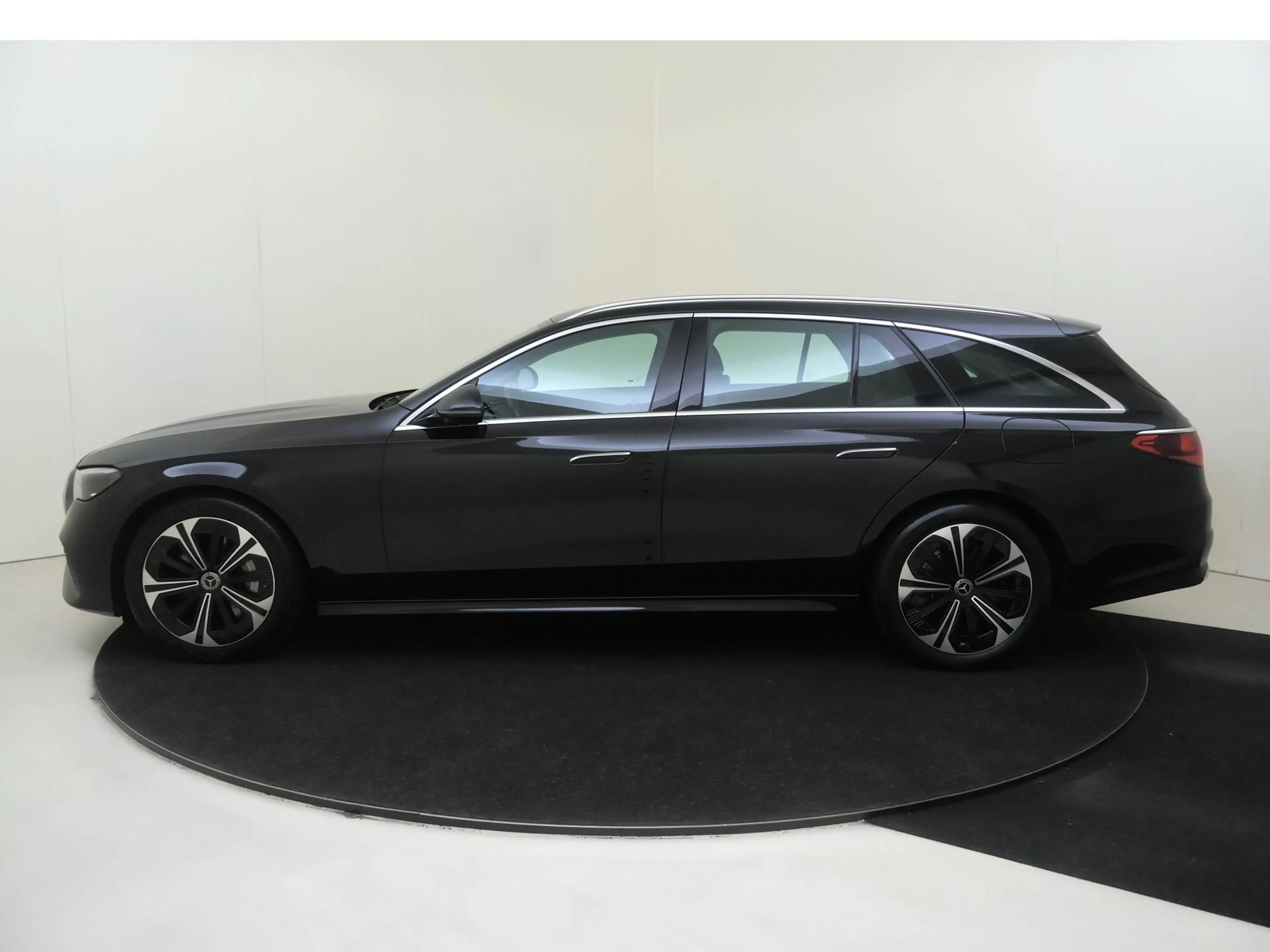 Mercedes-Benz E 300 e Luxury Line — photo 8