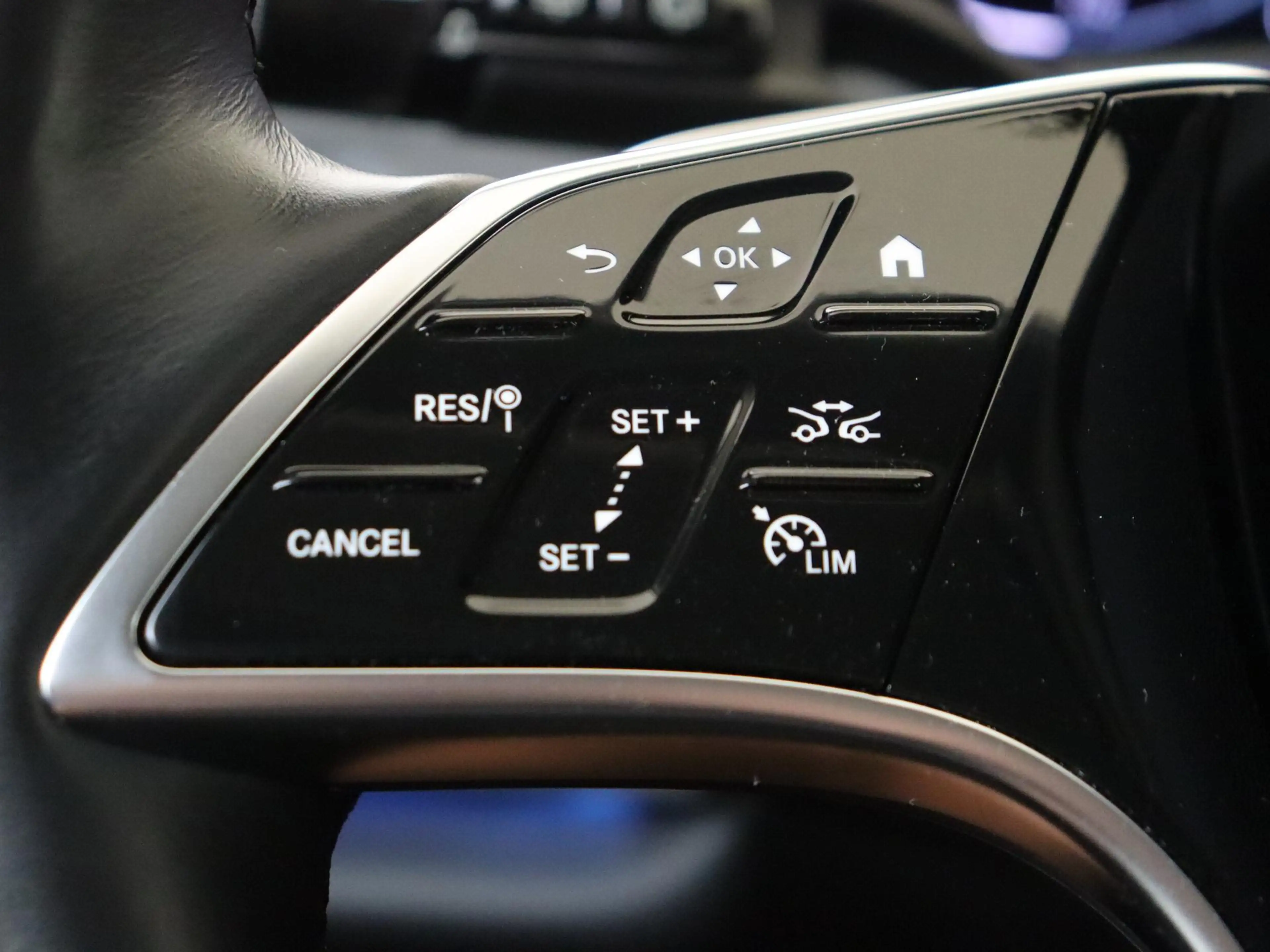 Mercedes-Benz E 300 e Luxury Line — photo 12