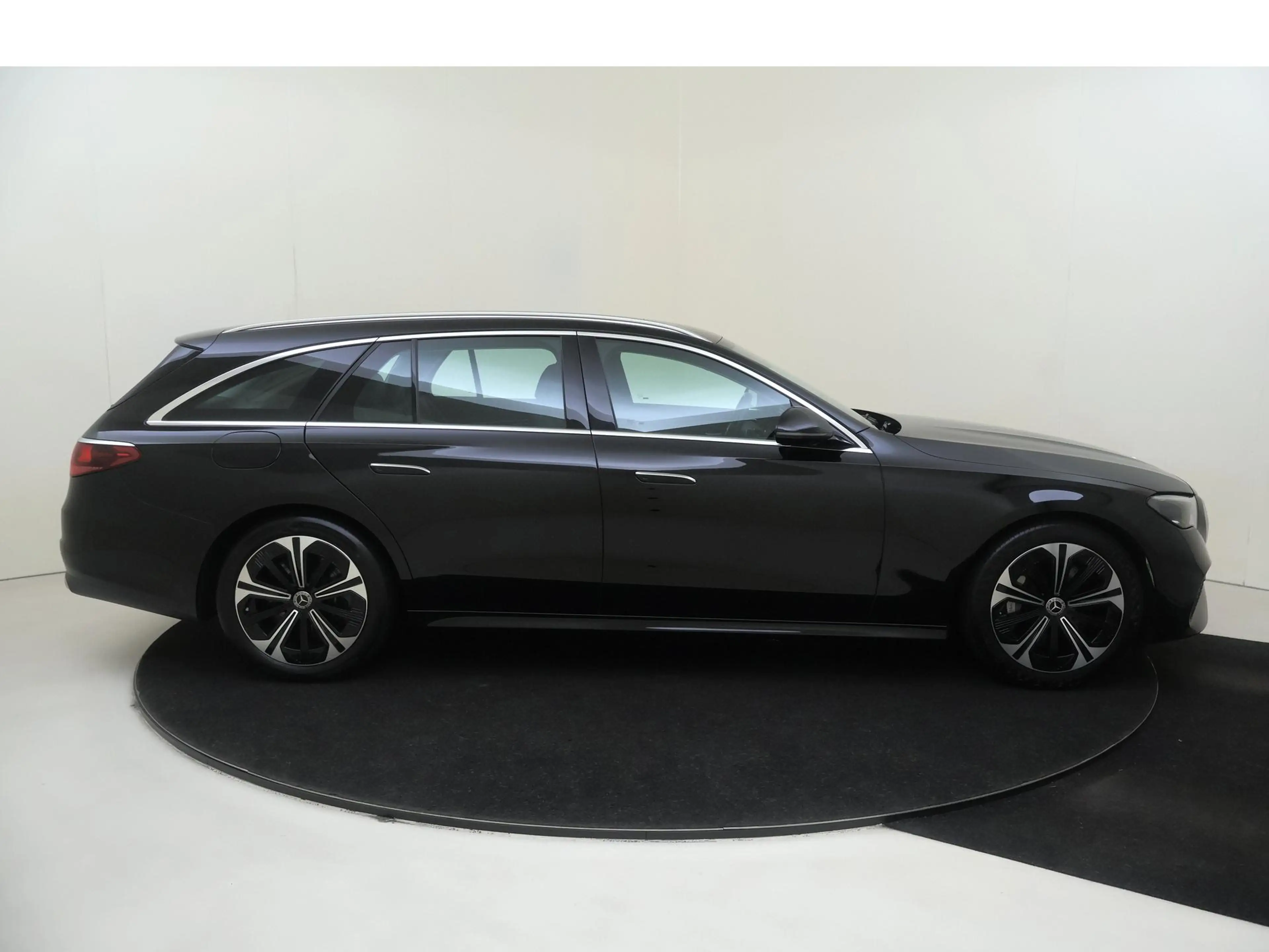 Mercedes-Benz E 300 e Luxury Line — photo 9