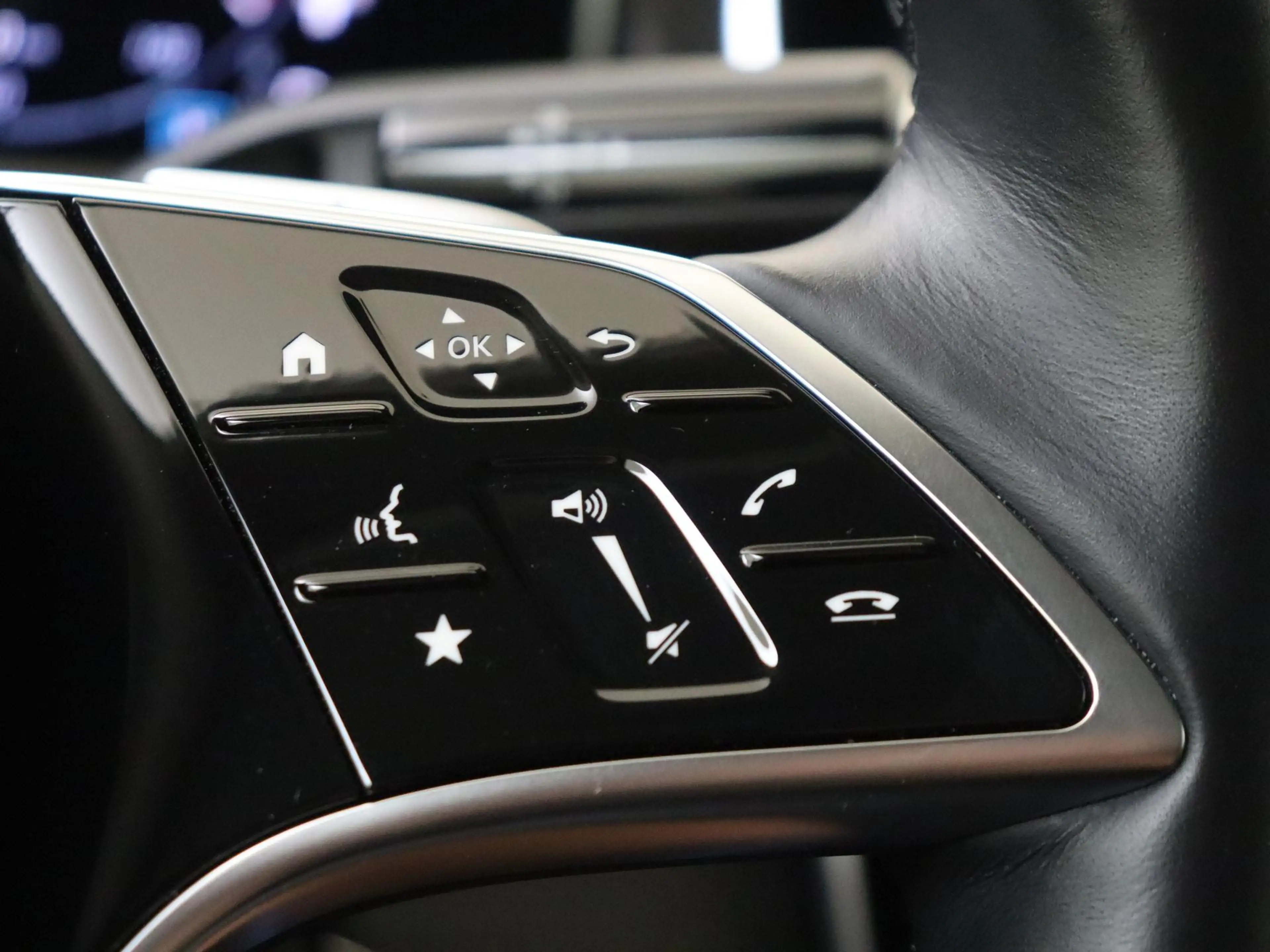 Mercedes-Benz E 300 e Luxury Line — photo 13