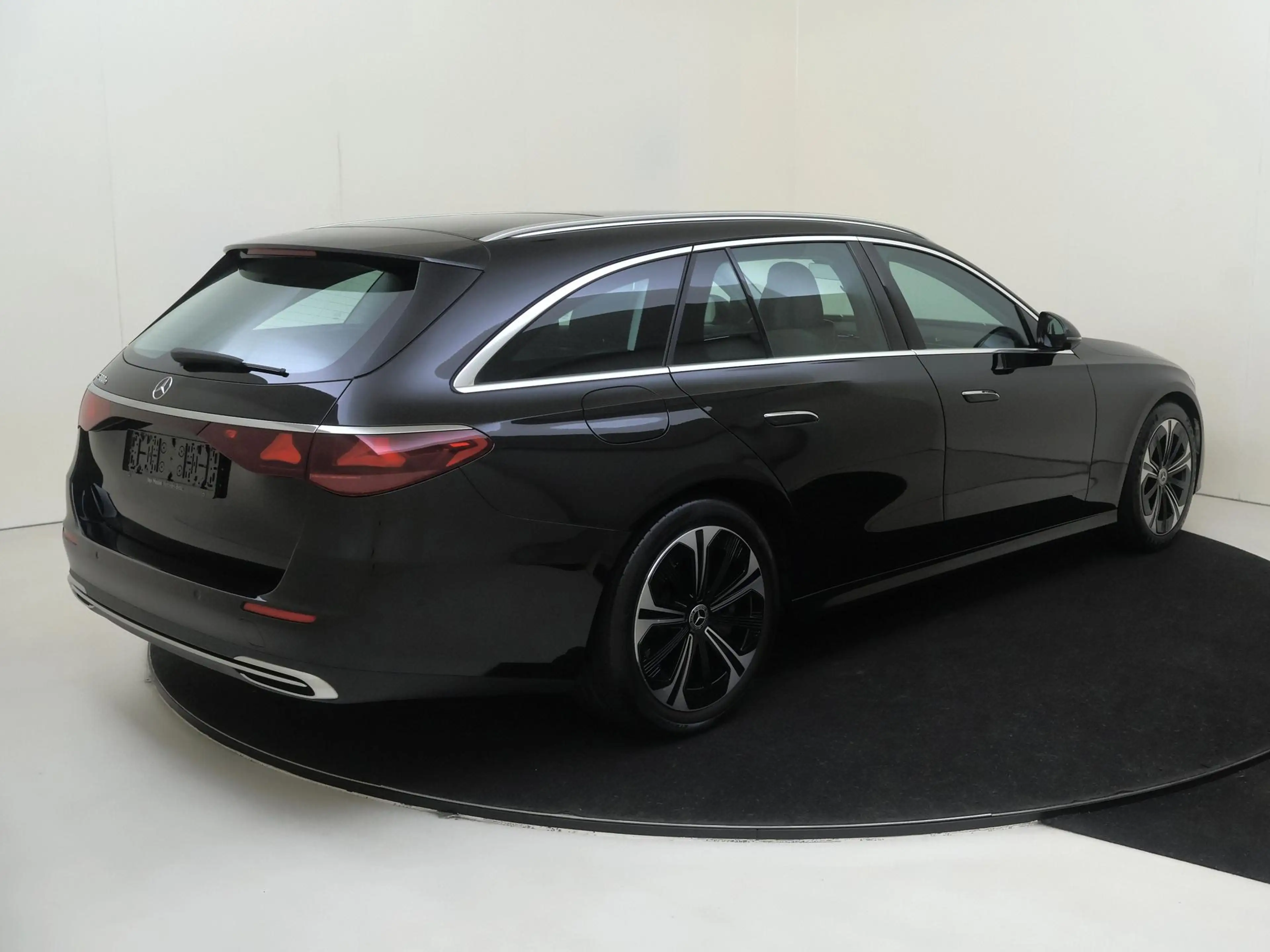 Mercedes-Benz E 300 e Luxury Line — photo 4