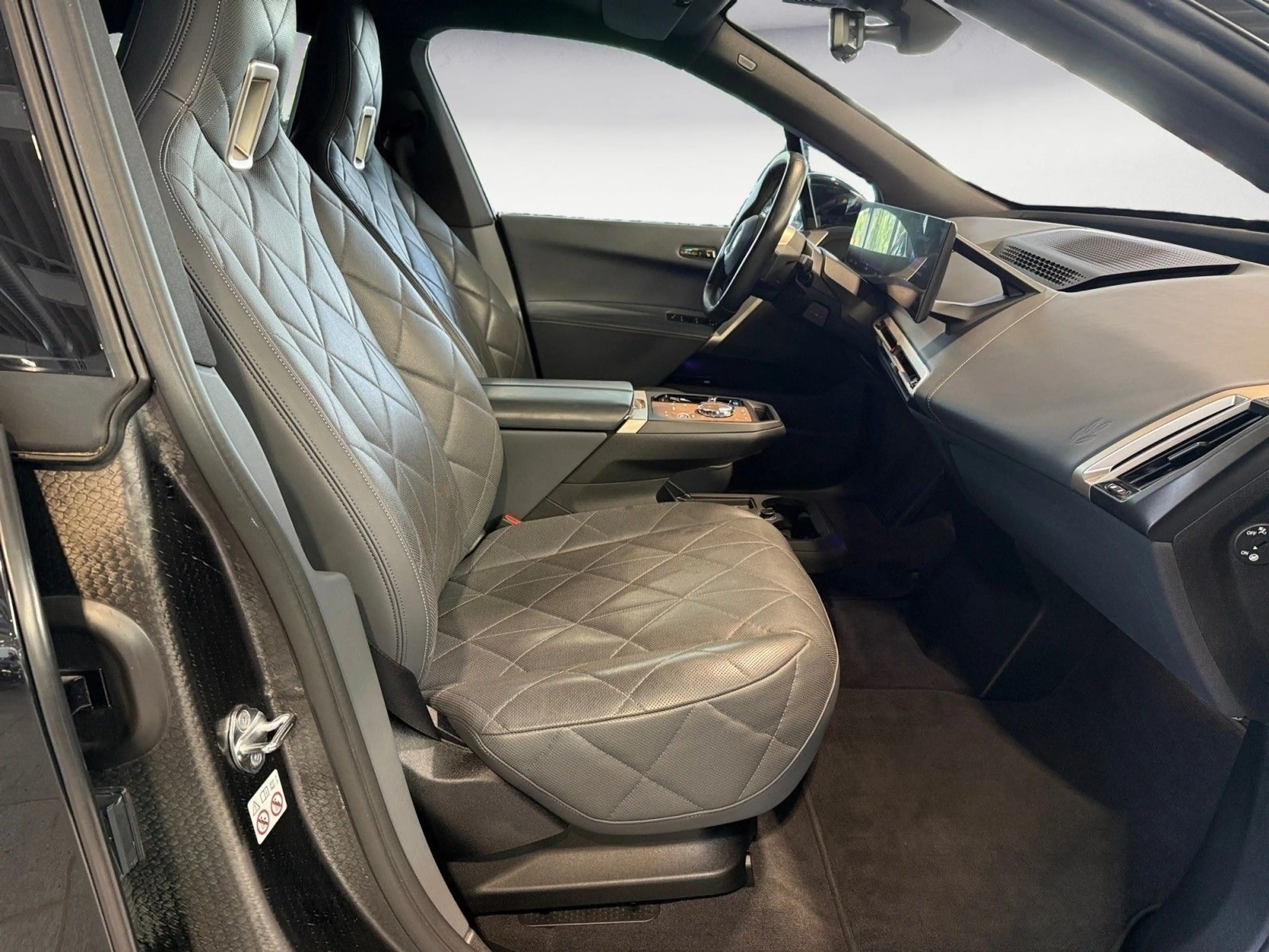 BMW iX xDrive40 Edition Sport Pano AHK Soft-Close 22 — photo 10