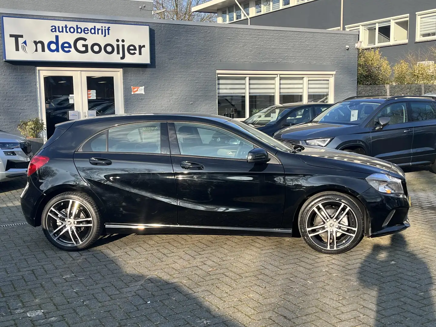 Mercedes-Benz A 160 Aut. Business | NAV. | 18" | Zwart - 2