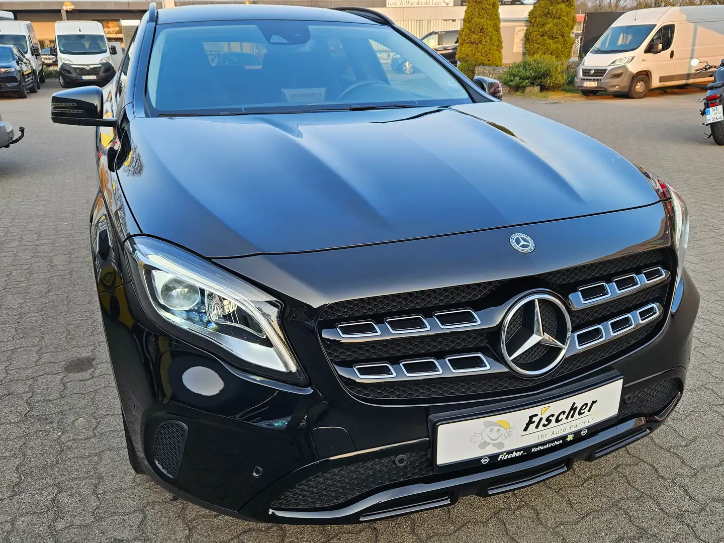 Mercedes-Benz GLA 180 Business / Schaltgetriebe Černá - 1