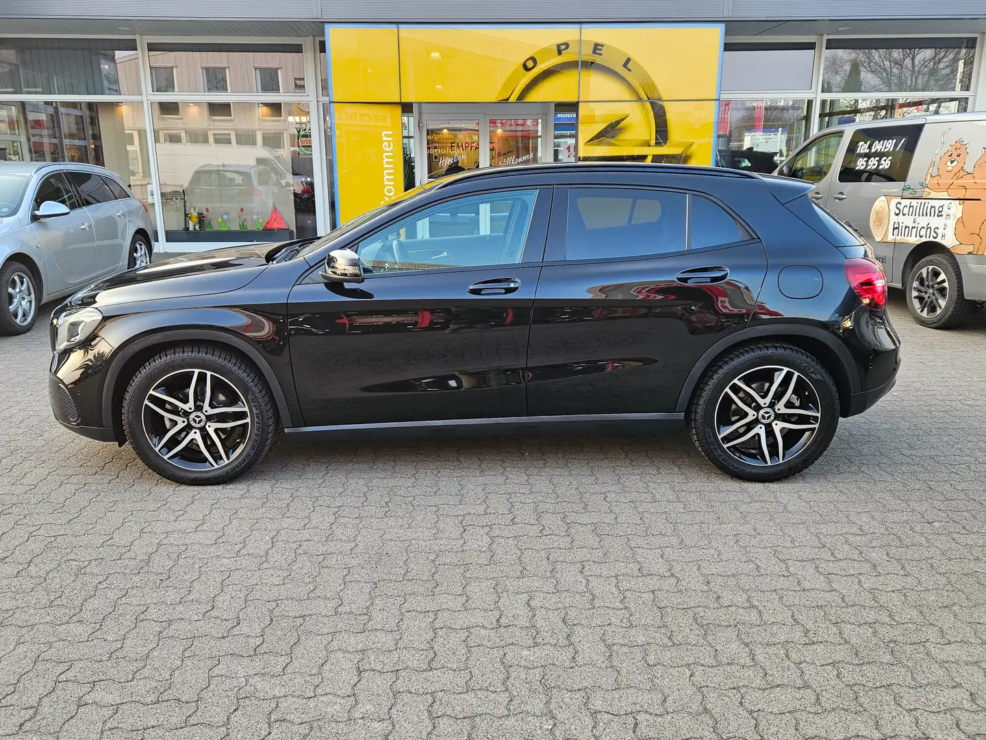Mercedes-Benz GLA 180 Business / Schaltgetriebe Černá - 2