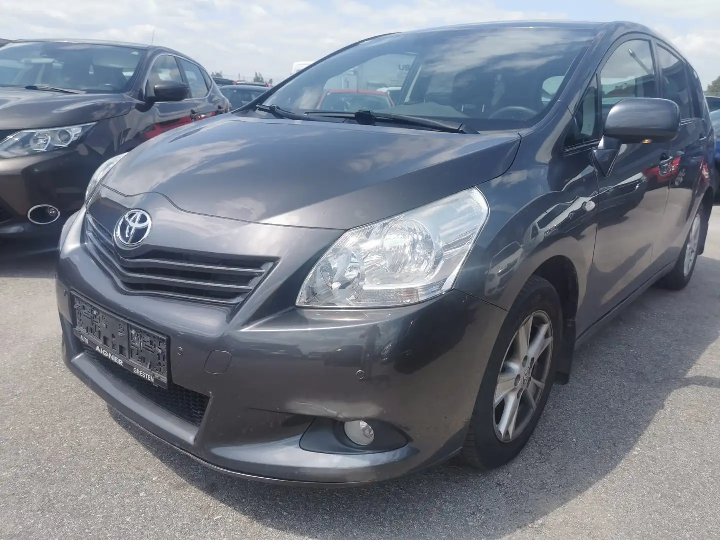 Toyota Verso 1,6 Valvematic Comfort Grau - 1
