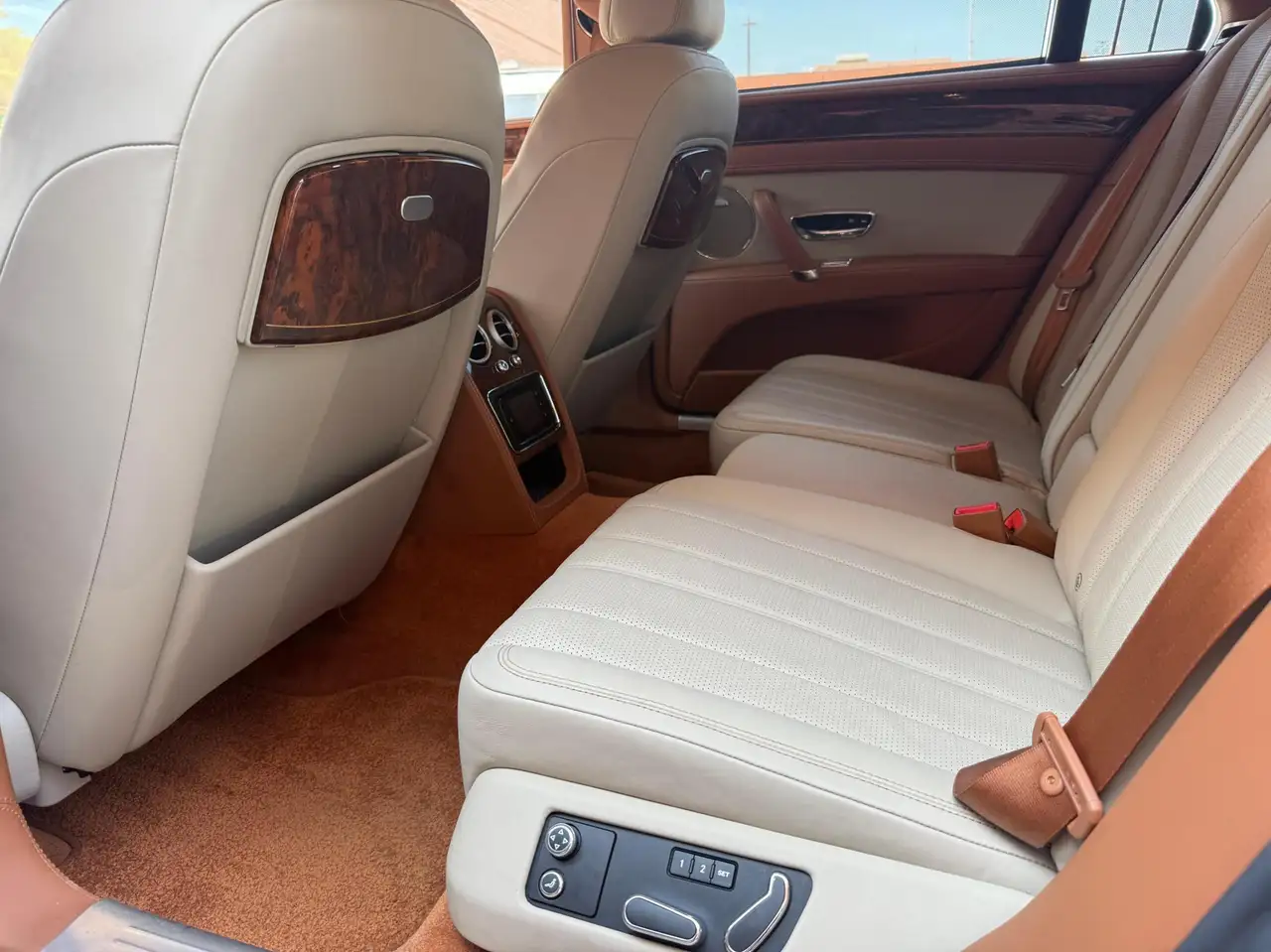 Bentley Flying Spur снимка Bentley Flying Spur