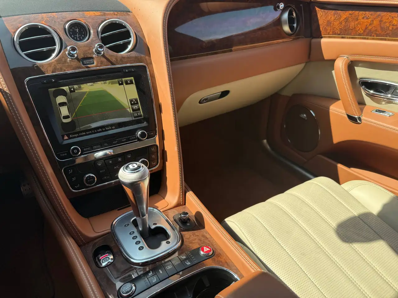 Bentley Flying Spur снимка Bentley Flying Spur