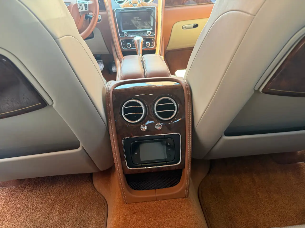 Bentley Flying Spur снимка Bentley Flying Spur