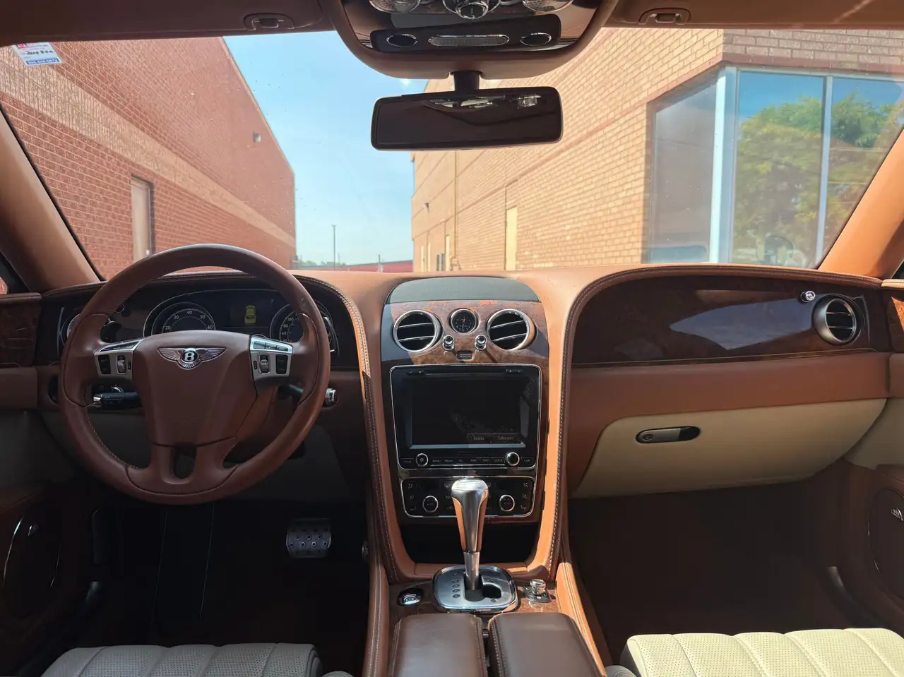 Bentley Flying Spur снимка Bentley Flying Spur