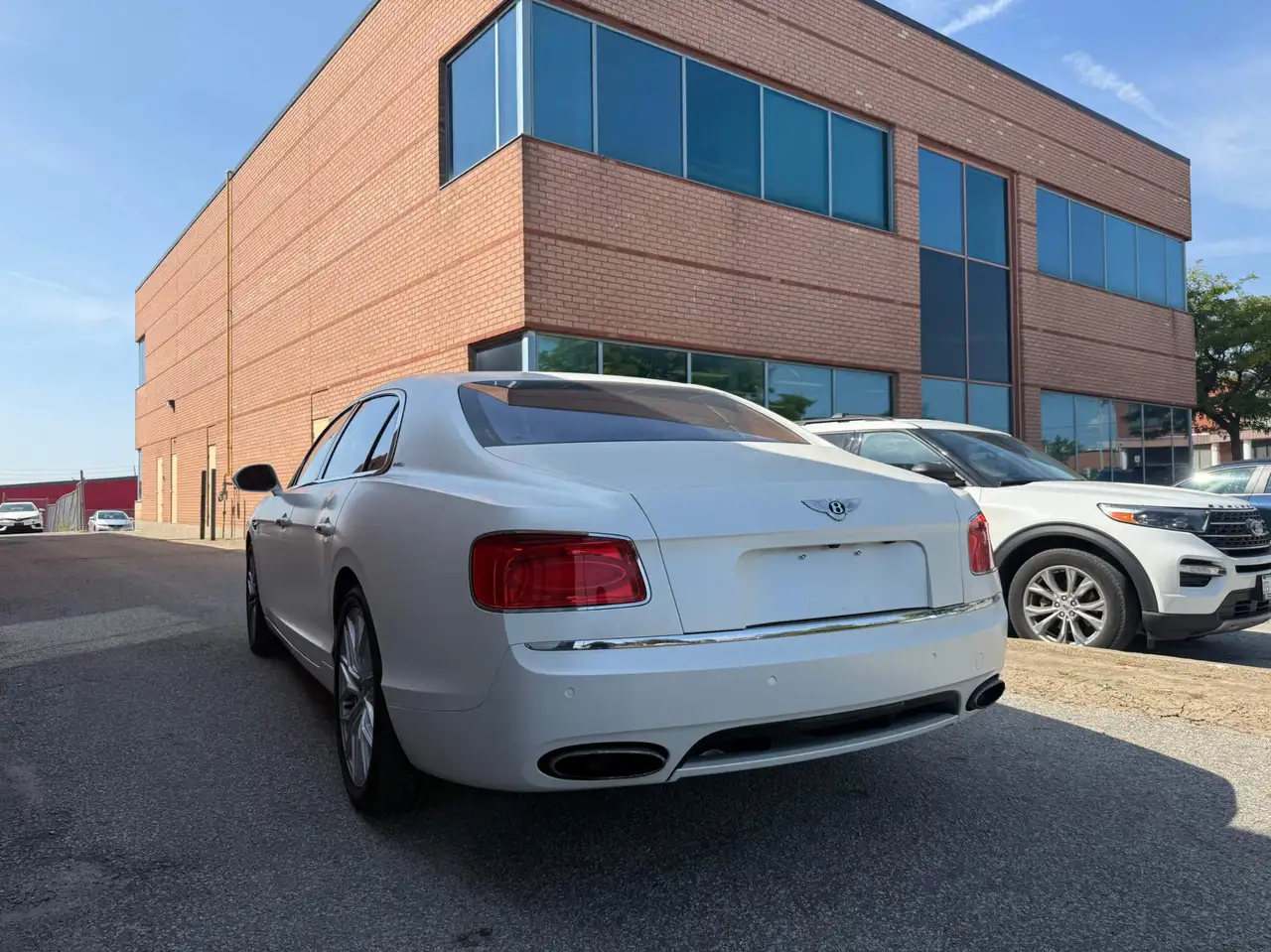 Bentley Flying Spur снимка Bentley Flying Spur