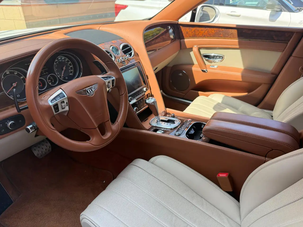 Bentley Flying Spur снимка Bentley Flying Spur