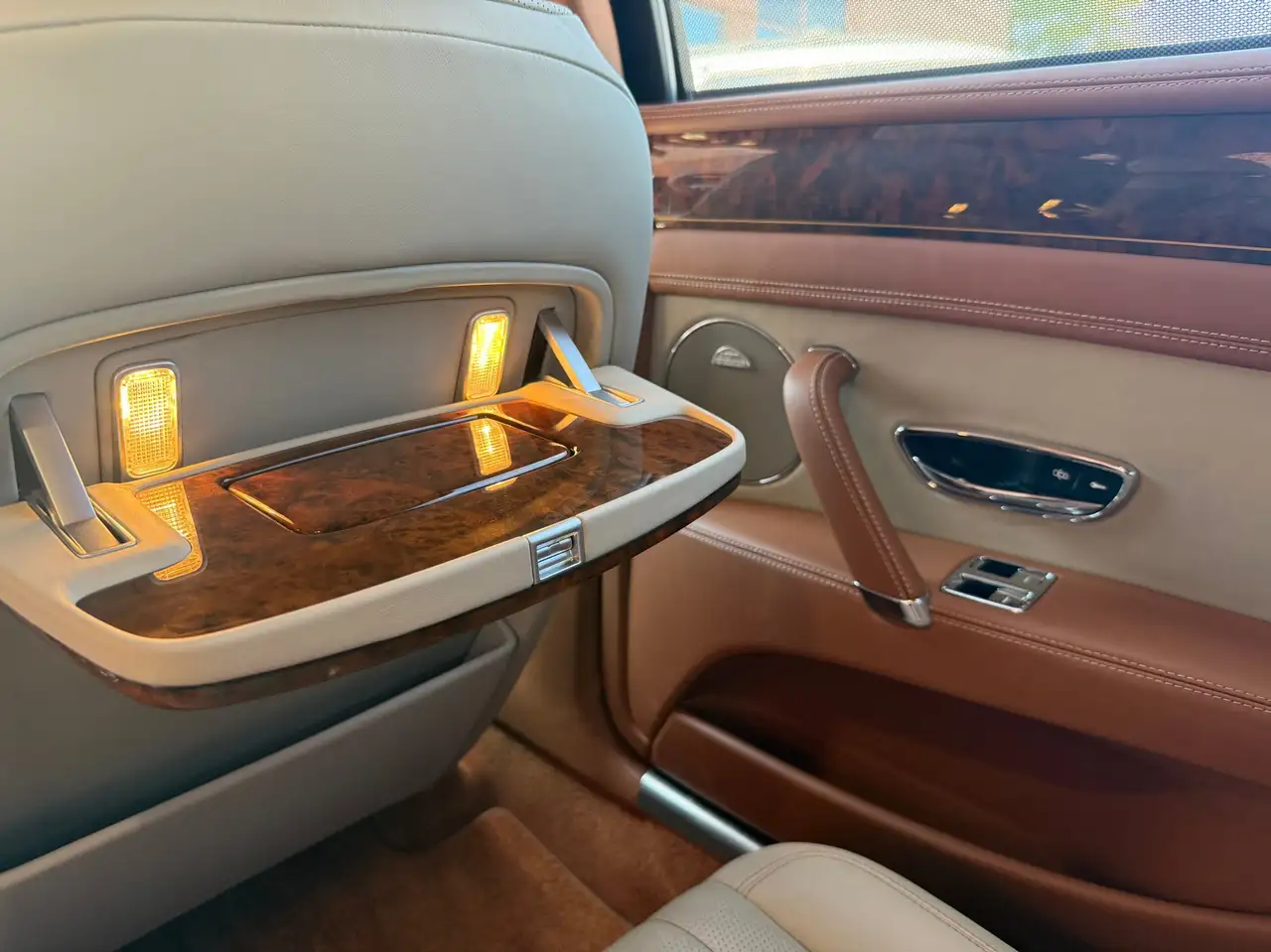 Bentley Flying Spur снимка Bentley Flying Spur