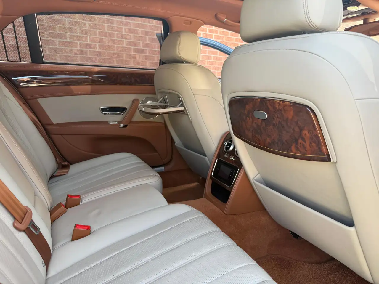 Bentley Flying Spur снимка Bentley Flying Spur