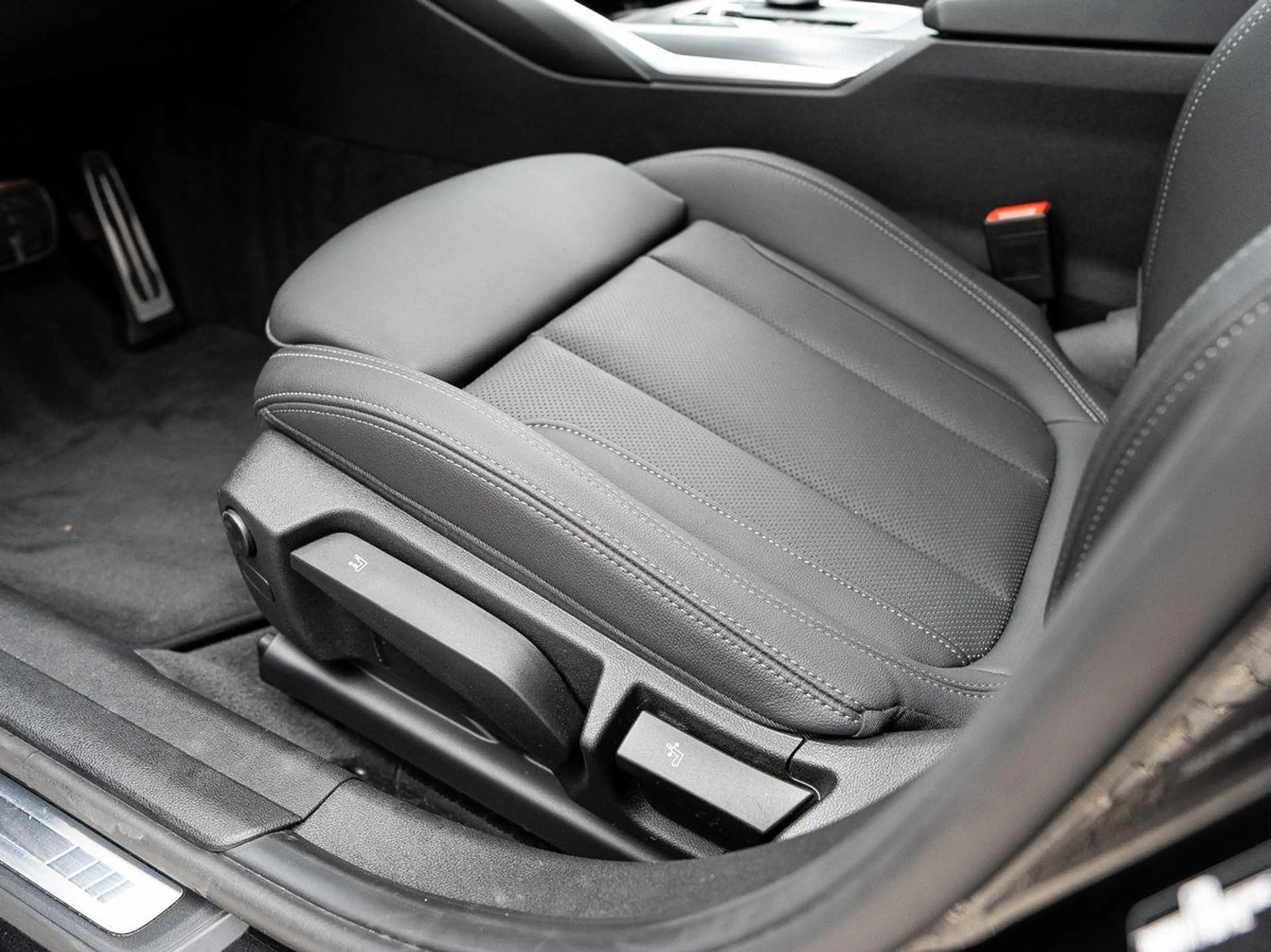 BMW 318 d Tour M-Sport AHK ACC KoZg Wireless S-Glas — photo 14
