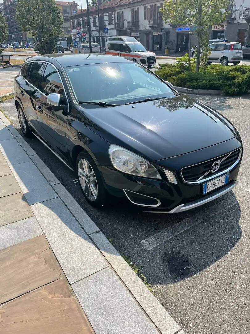 Volvo V60 2.0 d3 Momentum geartronic crna - 1