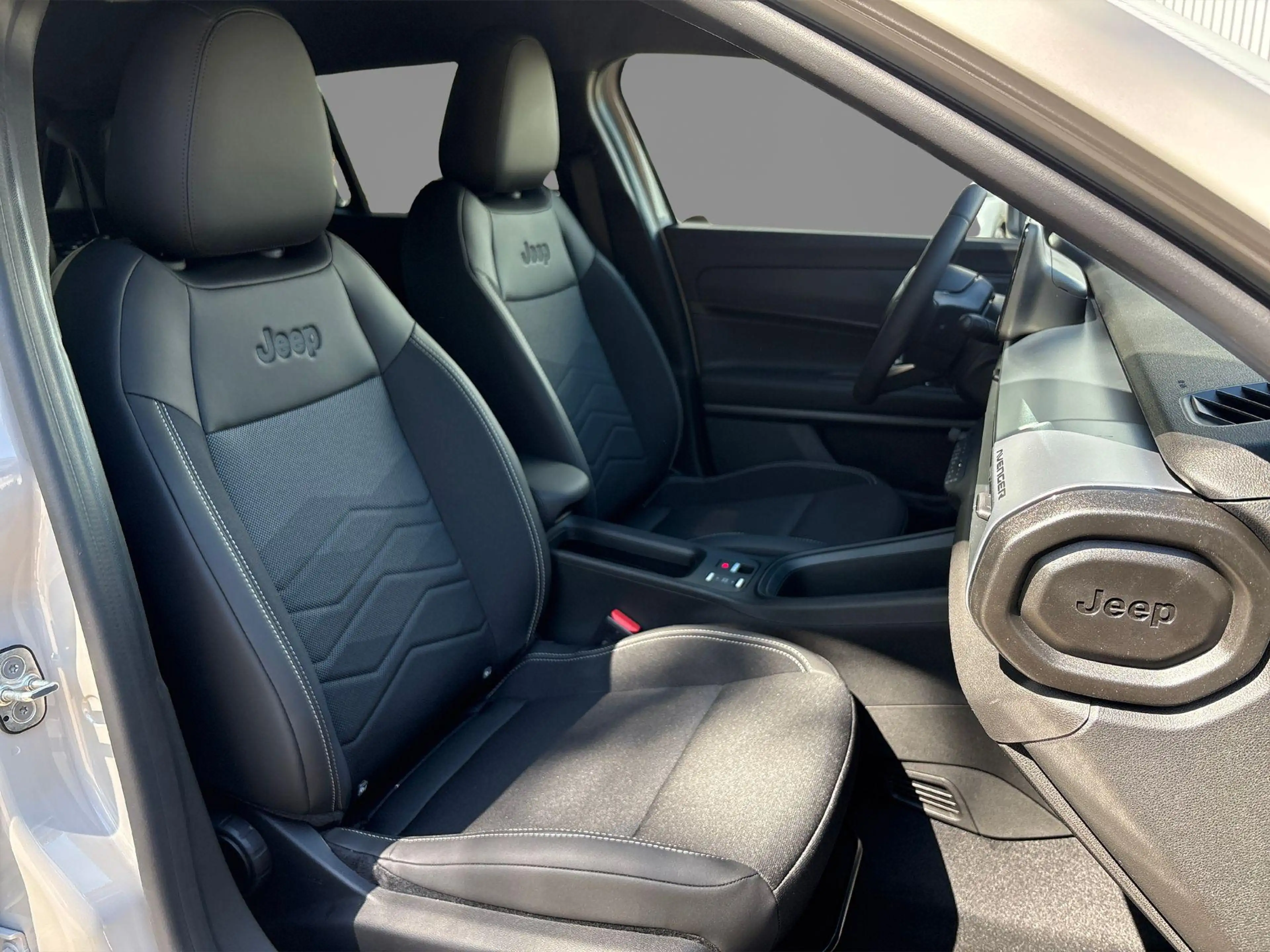 Jeep Avenger 1.2 e-Hybrid Black Edition | Camera | Apple Carpla — photo 5