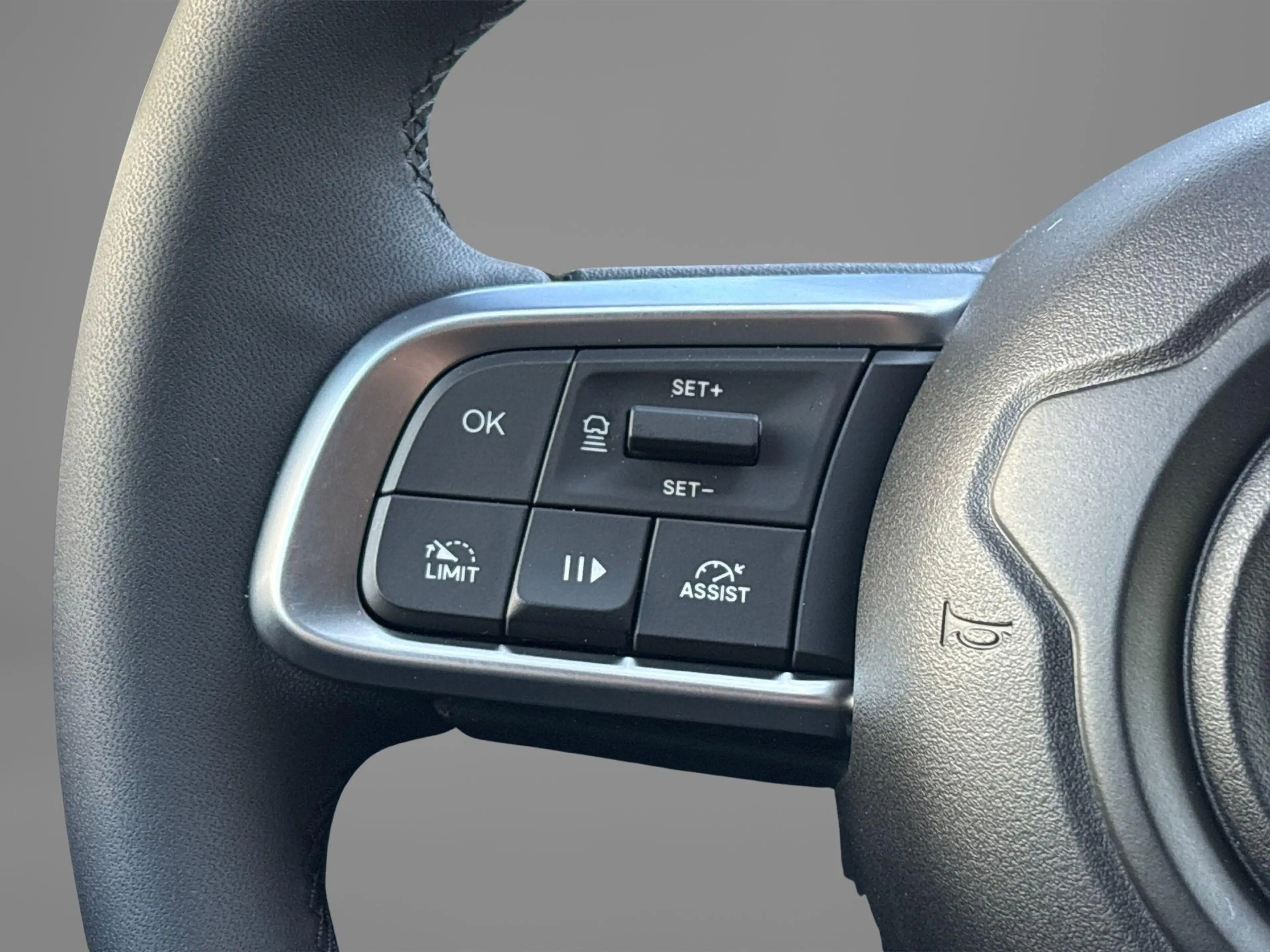 Jeep Avenger 1.2 e-Hybrid Black Edition | Camera | Apple Carpla — photo 12