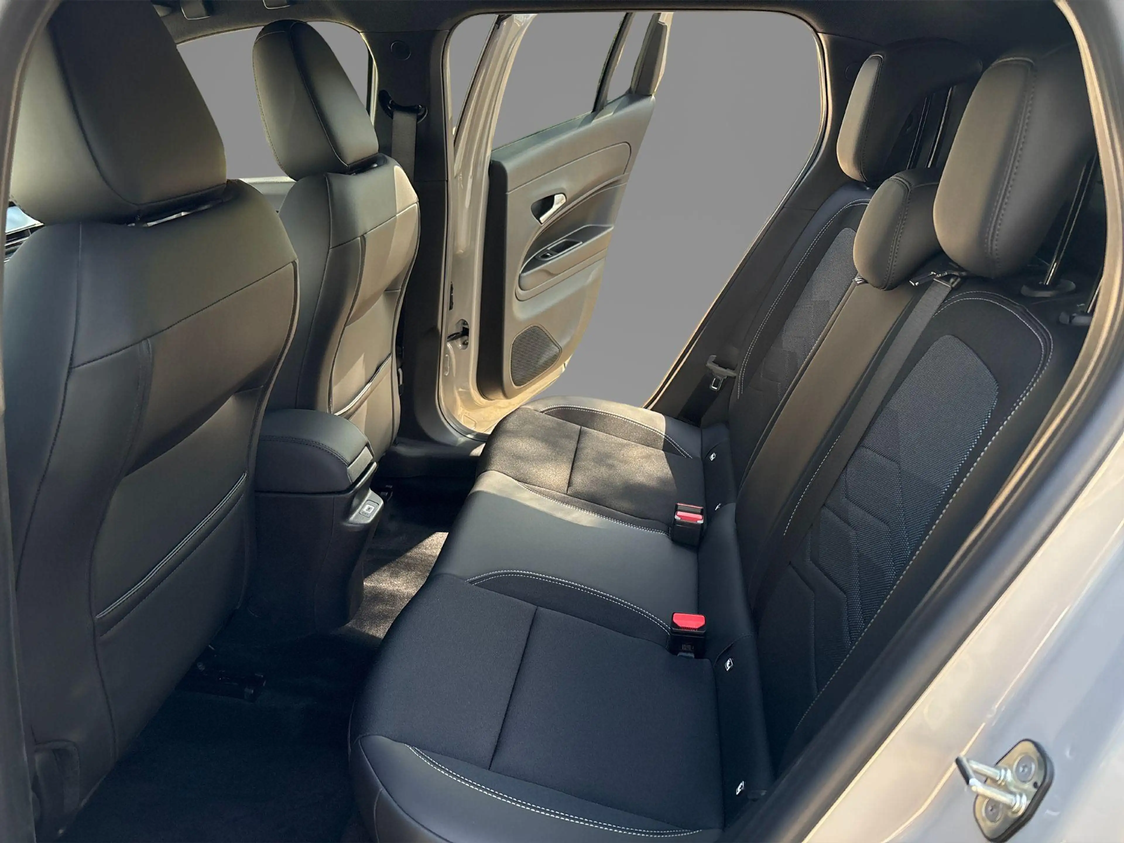 Jeep Avenger 1.2 e-Hybrid Black Edition | Camera | Apple Carpla — photo 7