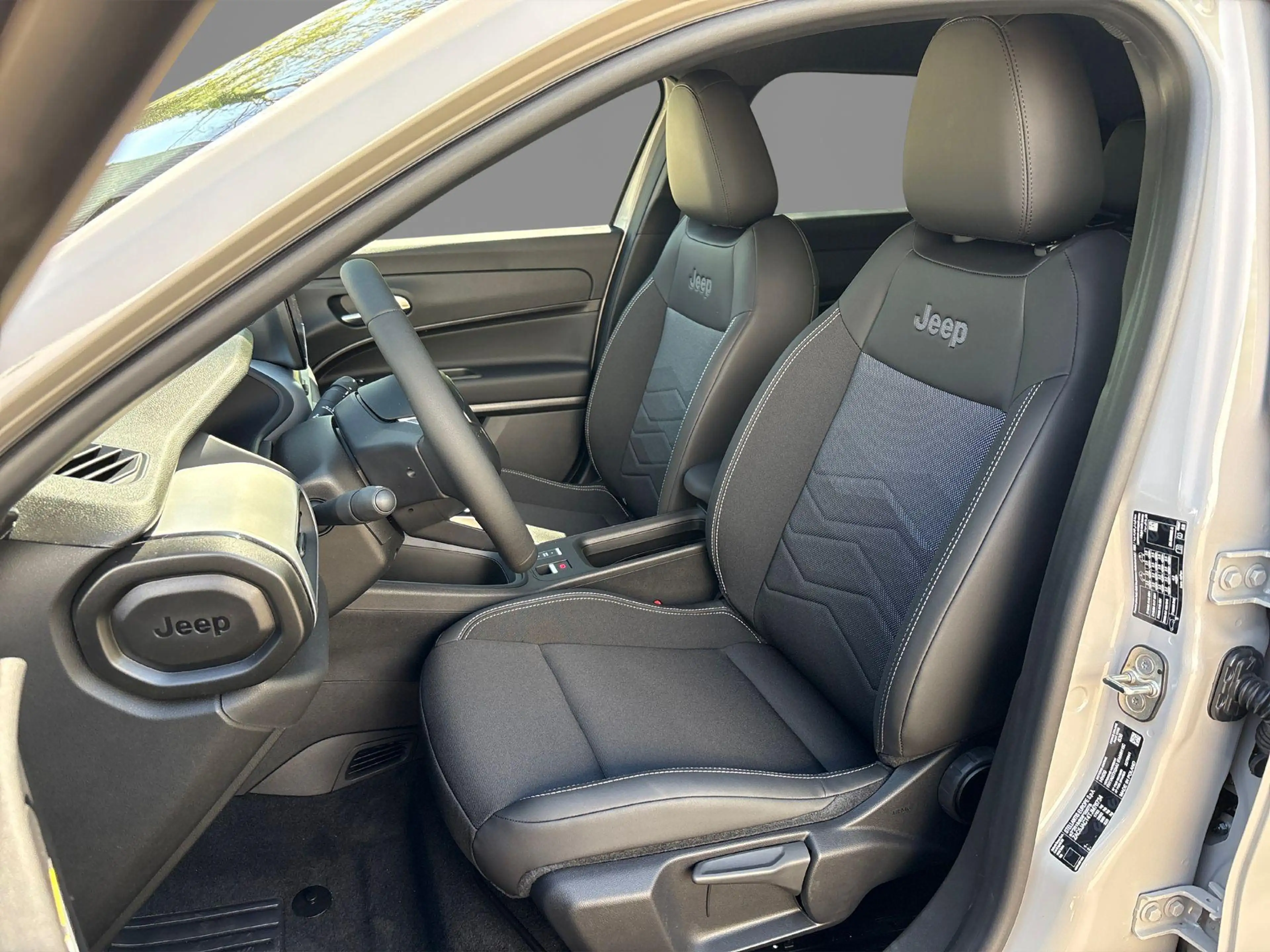 Jeep Avenger 1.2 e-Hybrid Black Edition | Camera | Apple Carpla — photo 2