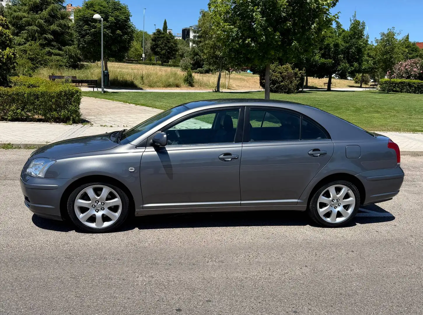Toyota Avensis Avensis 2.0 VVT-i Executive Executive Gris - 2