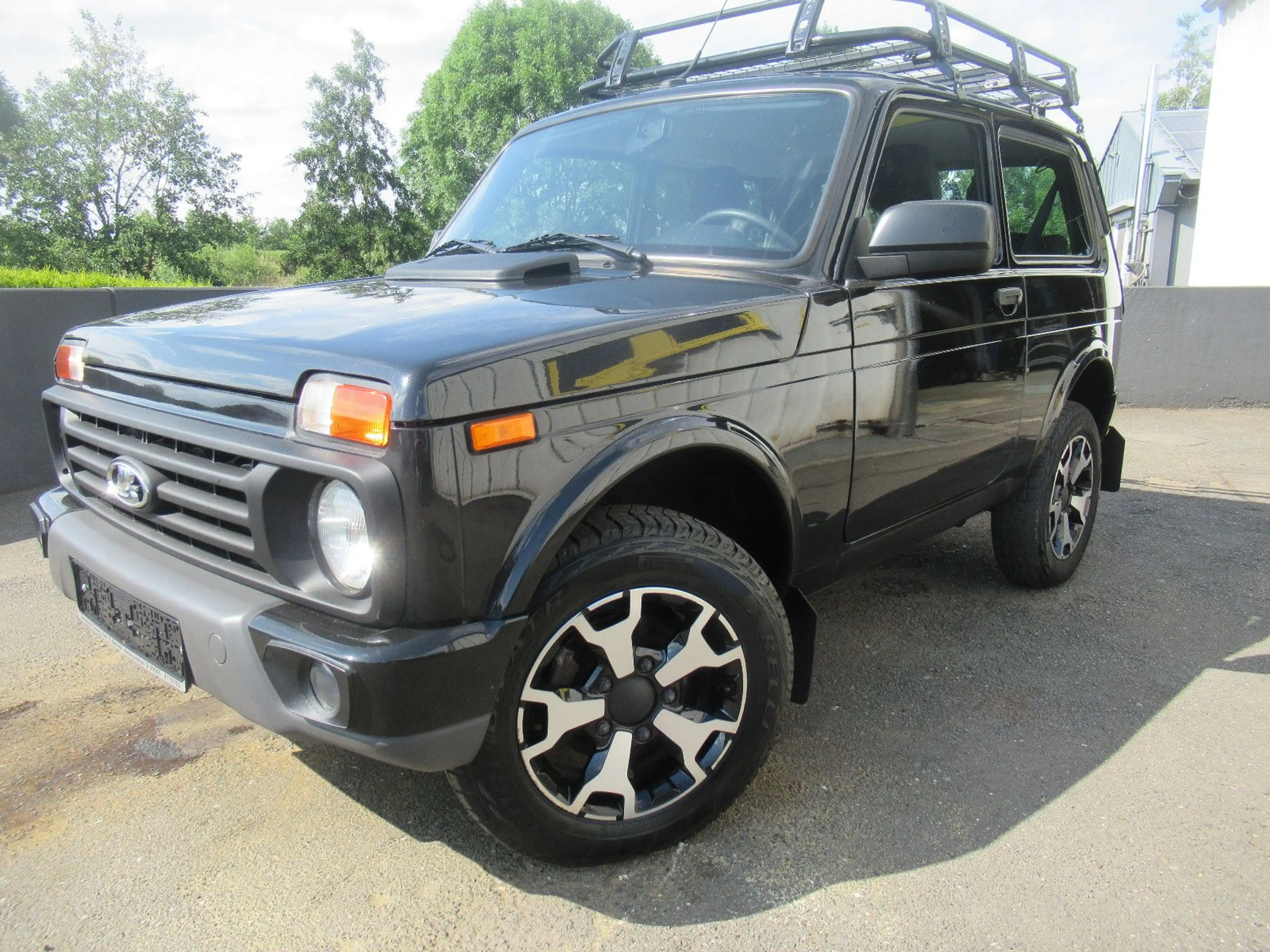 Lada Niva URBAN 4x4 KLIMA SHZG RADIO BLACK EDITION — photo 4