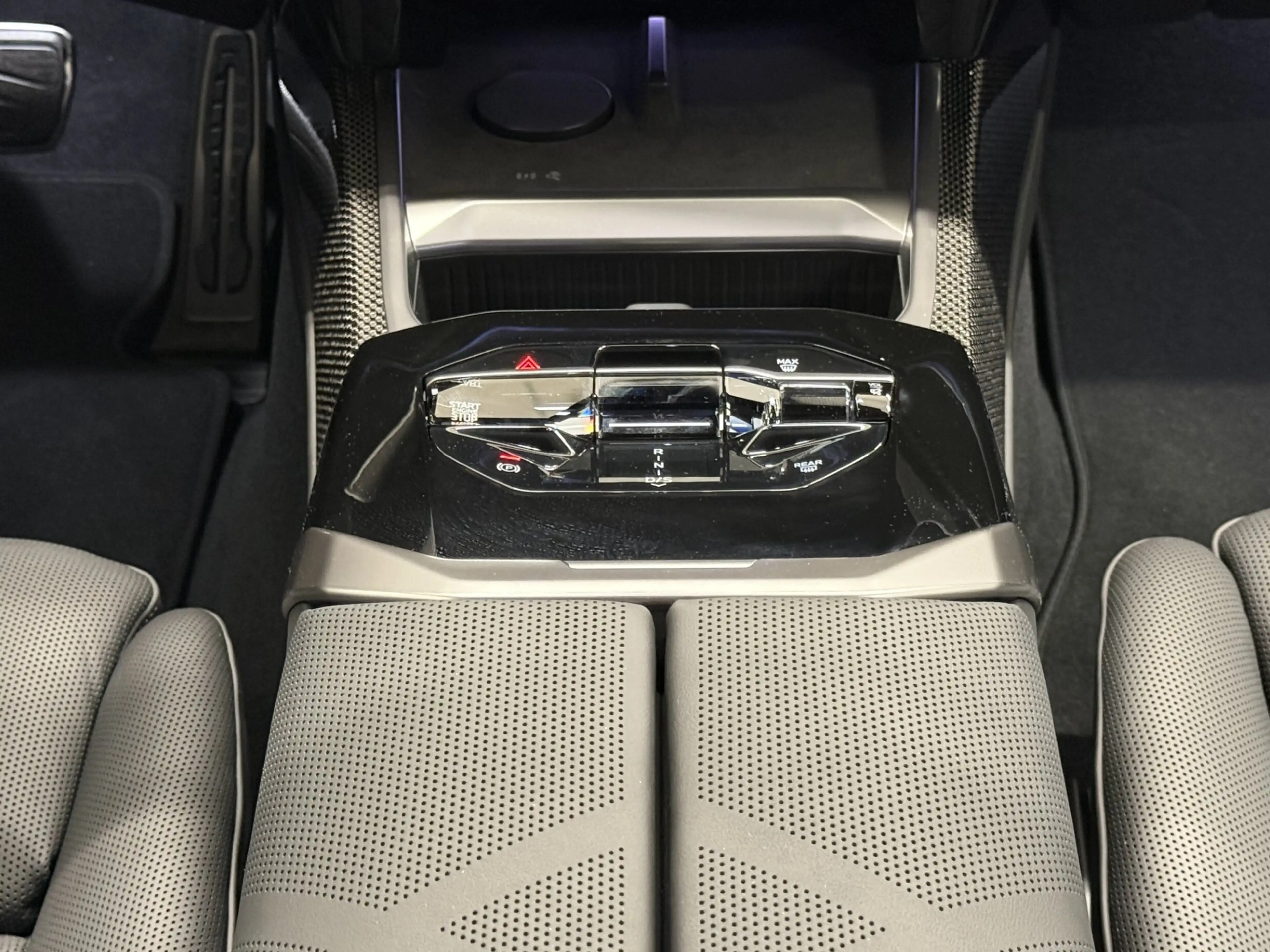 BMW 740 xDrive — photo 11