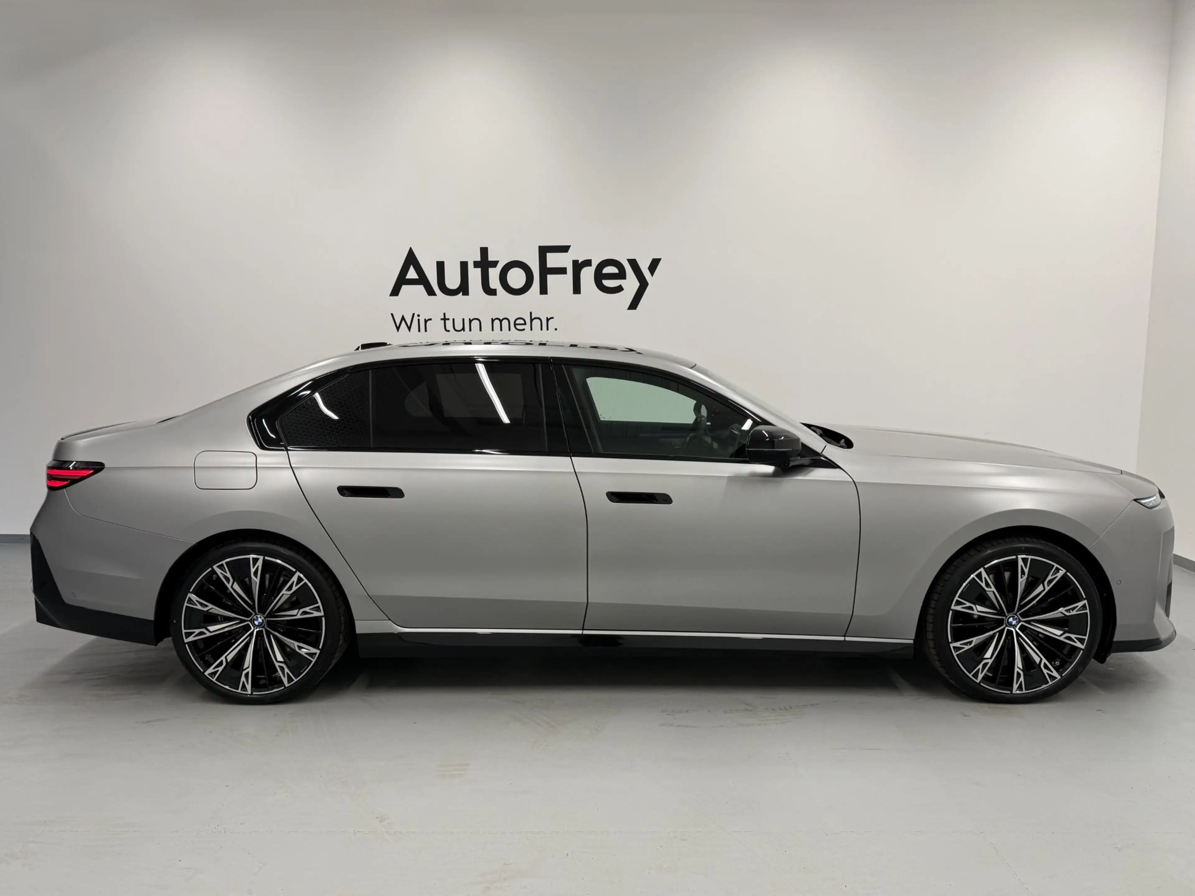 BMW 740 xDrive — photo 3