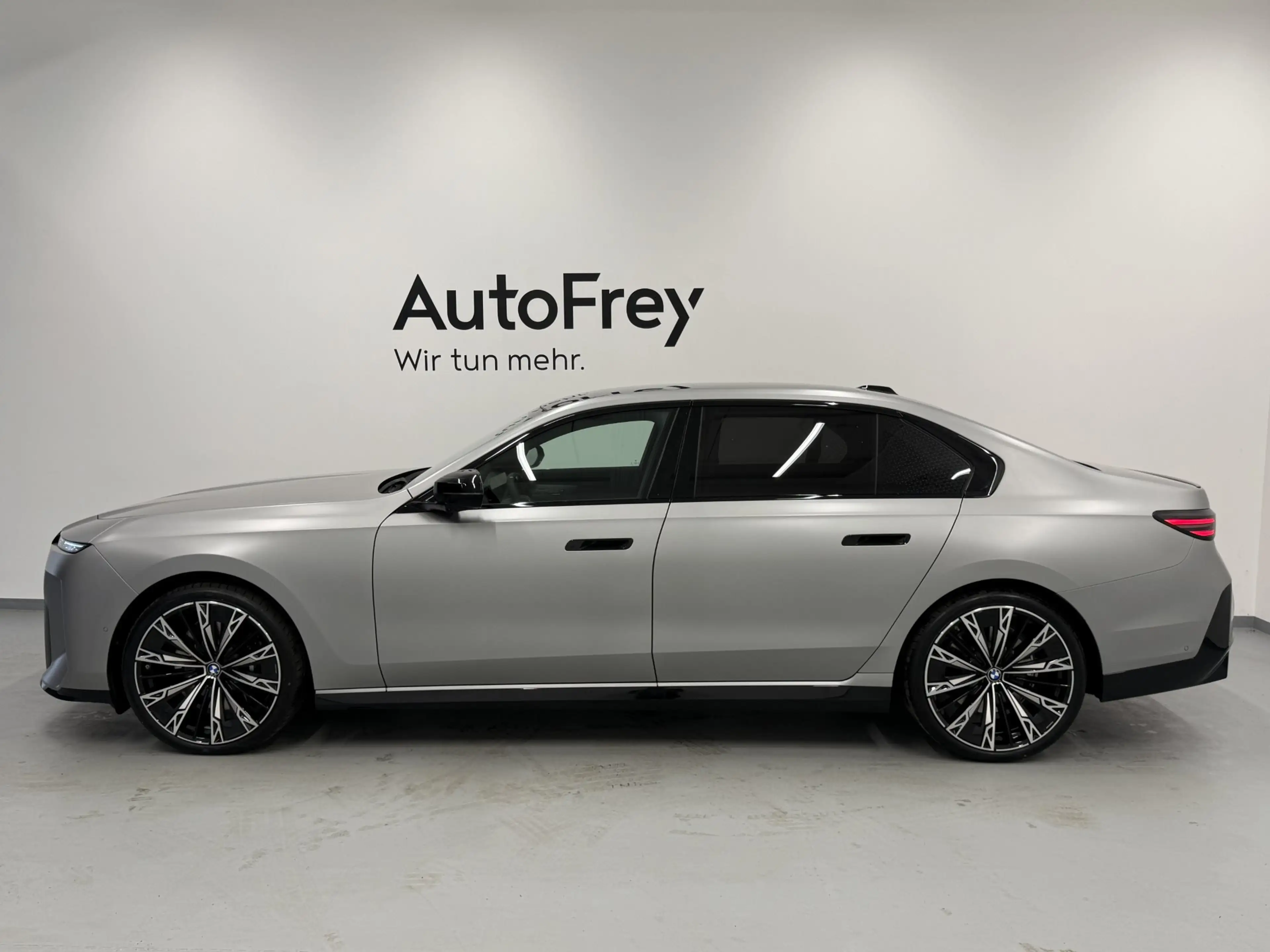 BMW 740 xDrive — photo 4