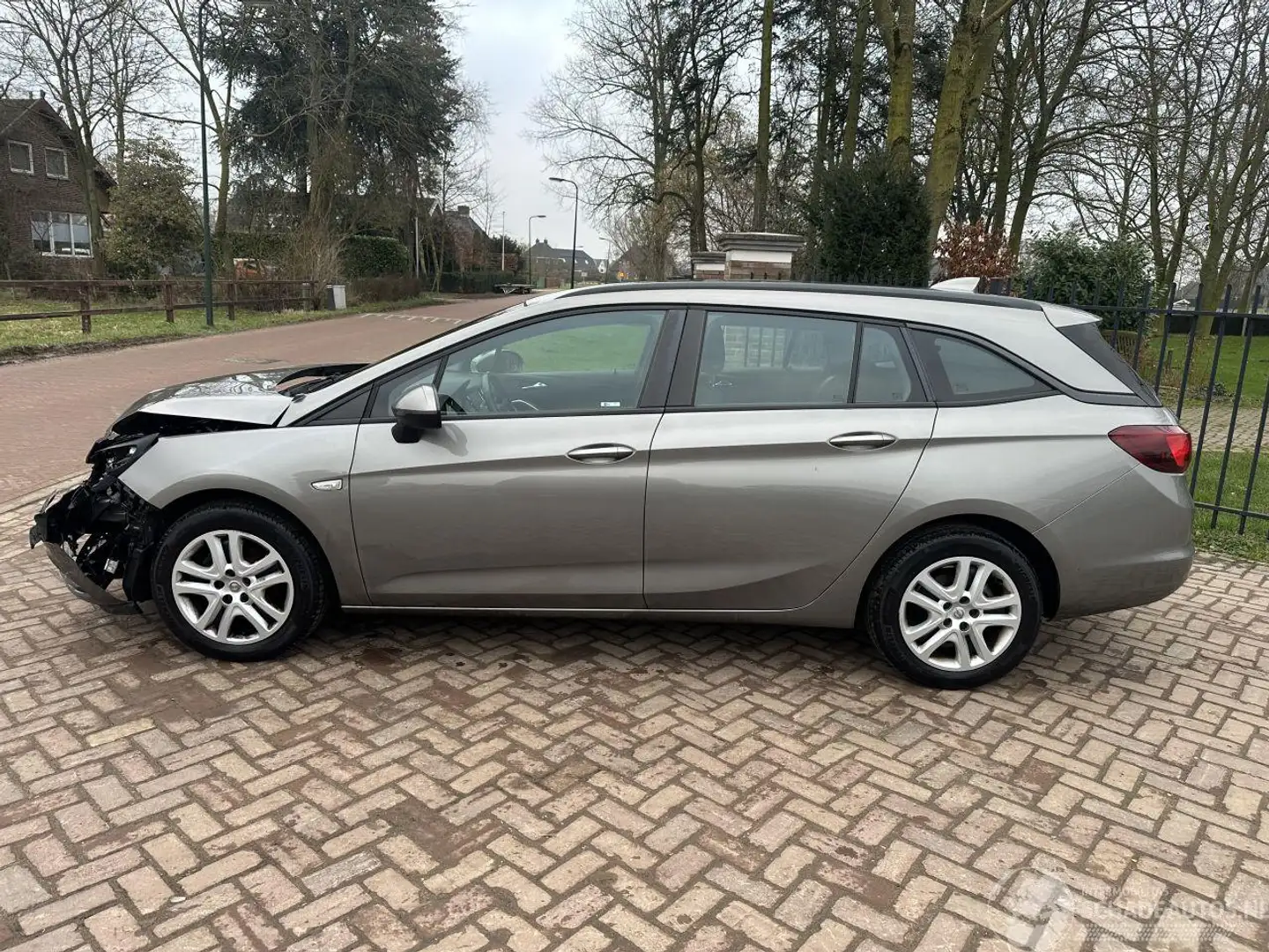 Opel Astra 1.0 Online Ed. SPORTS TOURER Bruin - 2