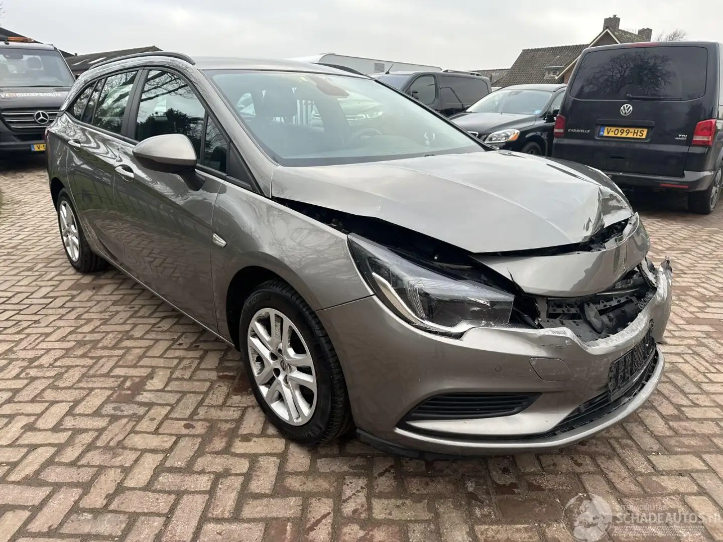 Opel Astra 1.0 Online Ed. SPORTS TOURER Bruin - 1