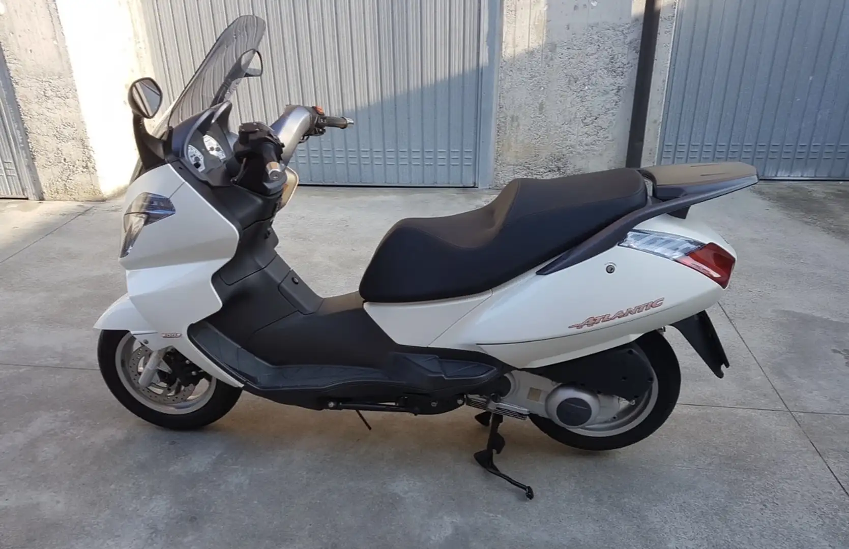 Aprilia Atlantic 300 Base Weiß - 1