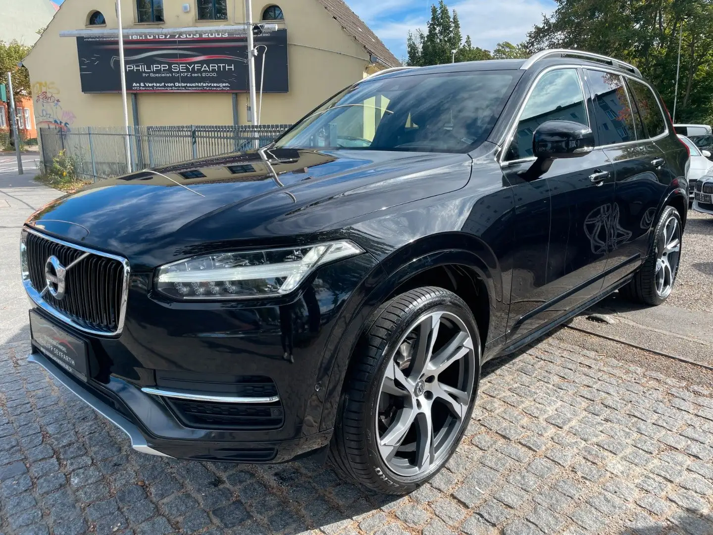 Volvo XC90 D5 AWD Momentum*VOLLAUSSTATTUNG*7-SITZER* Schwarz - 1