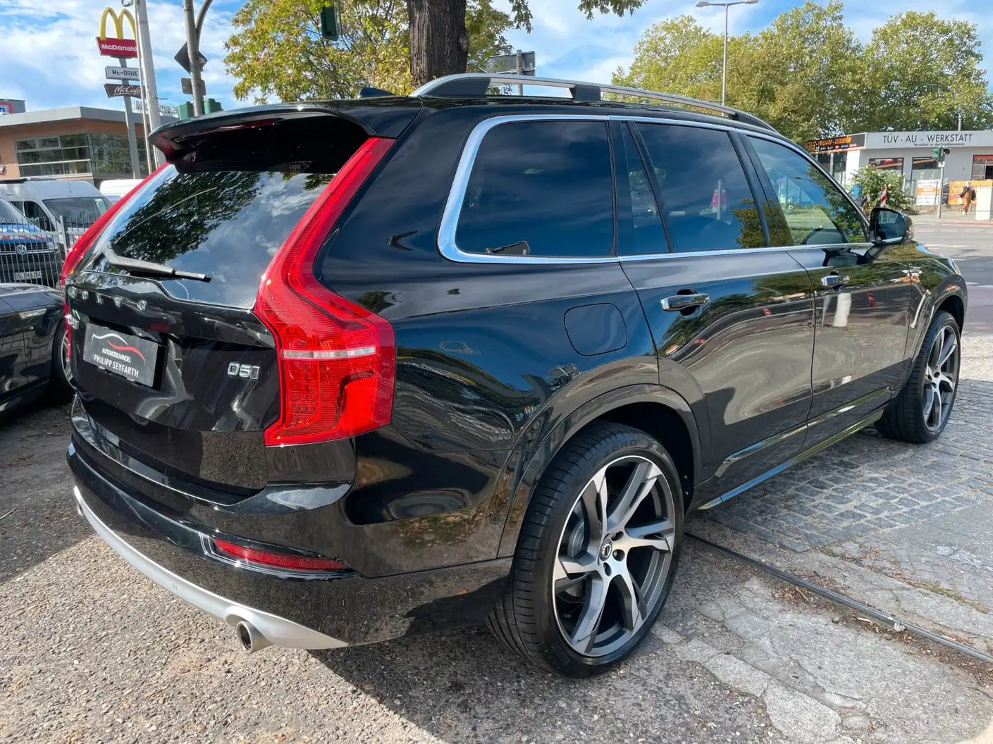 Volvo XC90 D5 AWD Momentum*VOLLAUSSTATTUNG*7-SITZER* Schwarz - 2