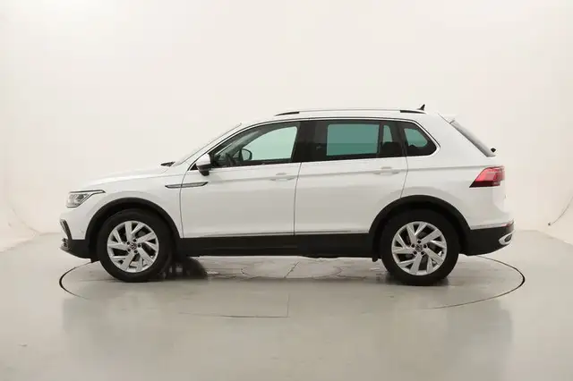 Volkswagen Tiguan view 2
