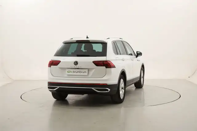 Volkswagen Tiguan view 5
