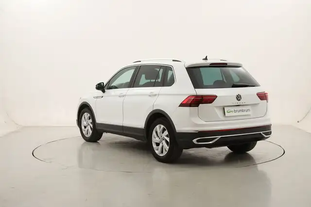 Volkswagen Tiguan view 3