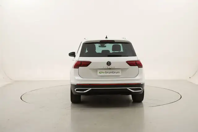 Volkswagen Tiguan view 4