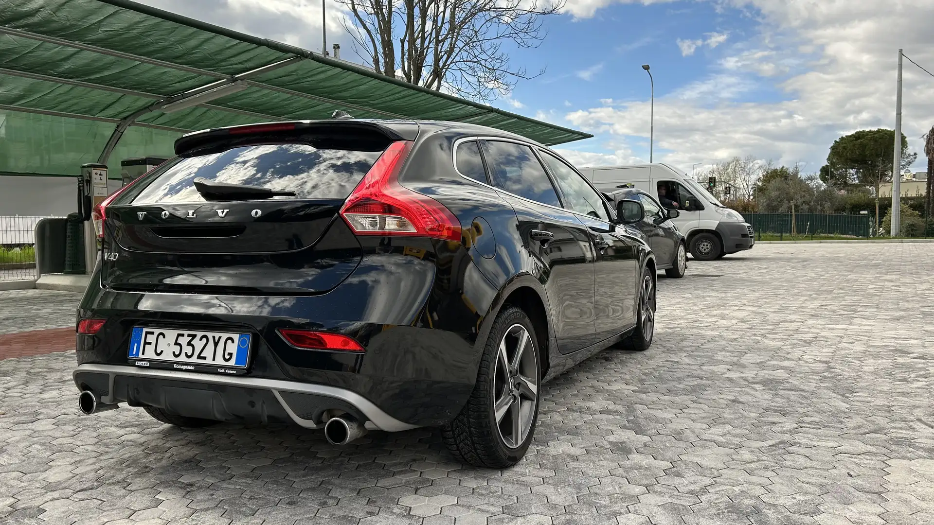 Volvo V40 2.0 d2 R-design Kinetic - 1