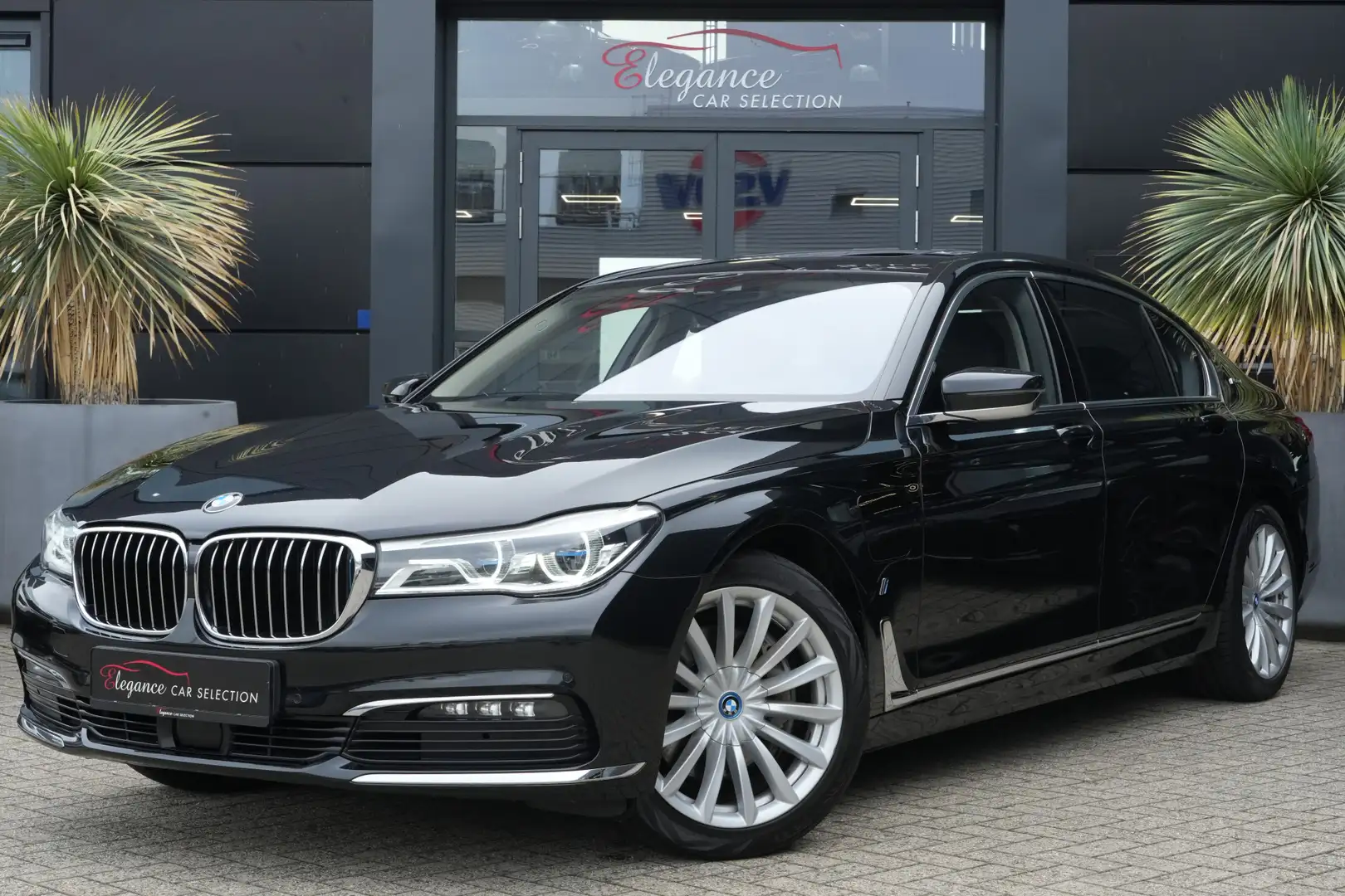 BMW 740 7-serie 740Le xDrive Luxury High Executive 327pk P Чёрный - 1