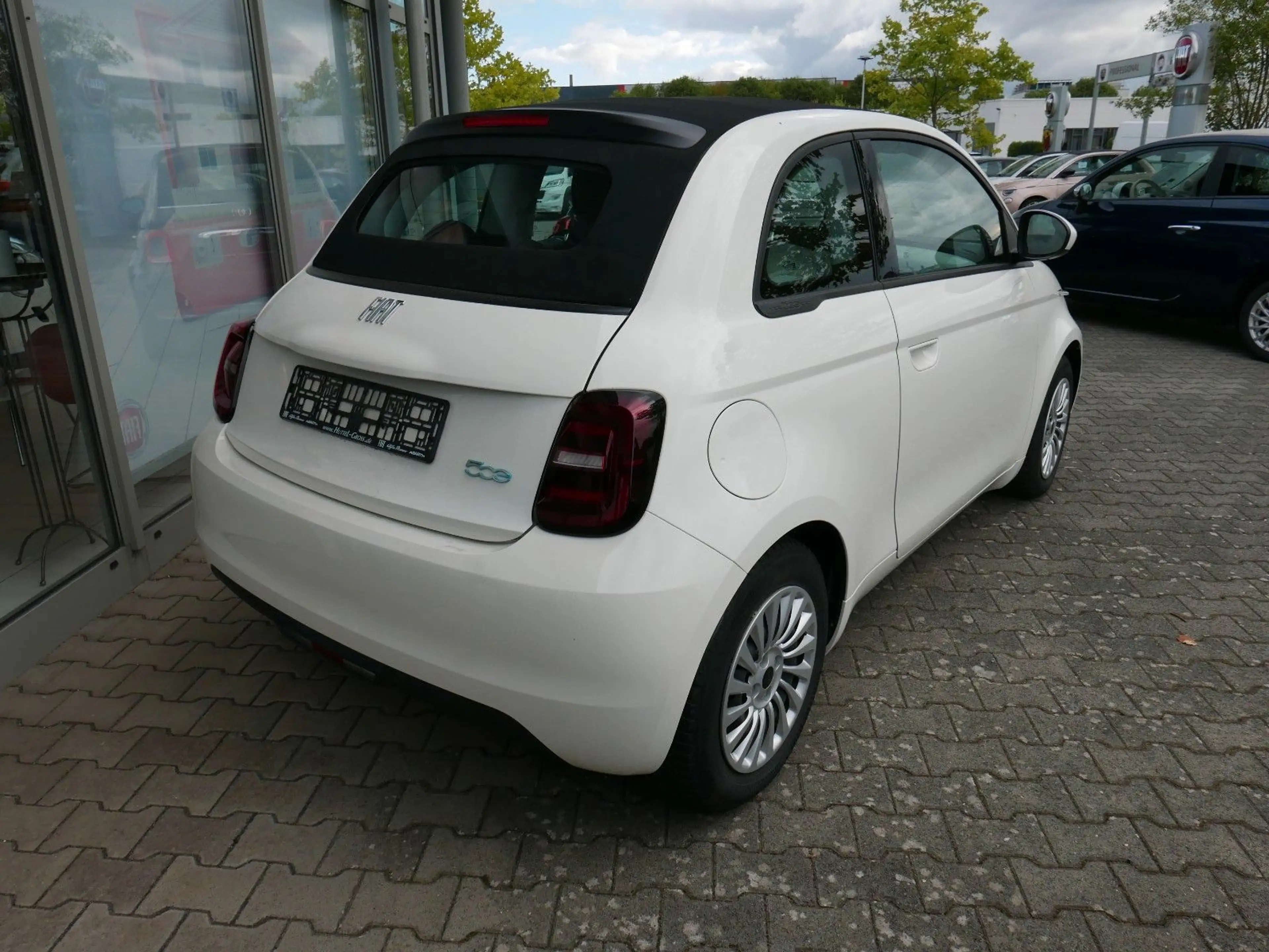 Fiat 500e Cabrio 42 kWh — photo 2