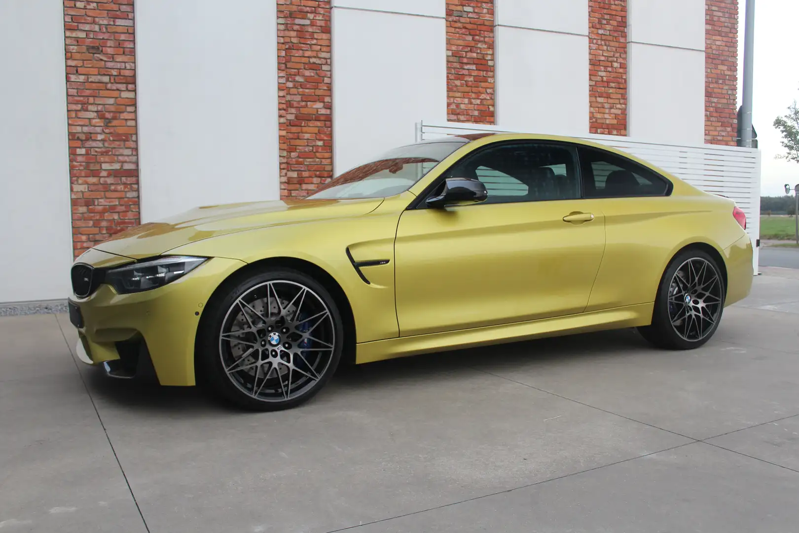 BMW M4 Competition LCI CARBON Geel - 1