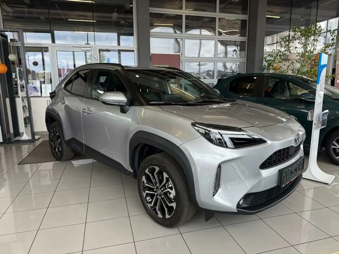 Toyota Yaris Cross 1,5 VVT-i Hybrid Active Drive Aut. Silber - 1